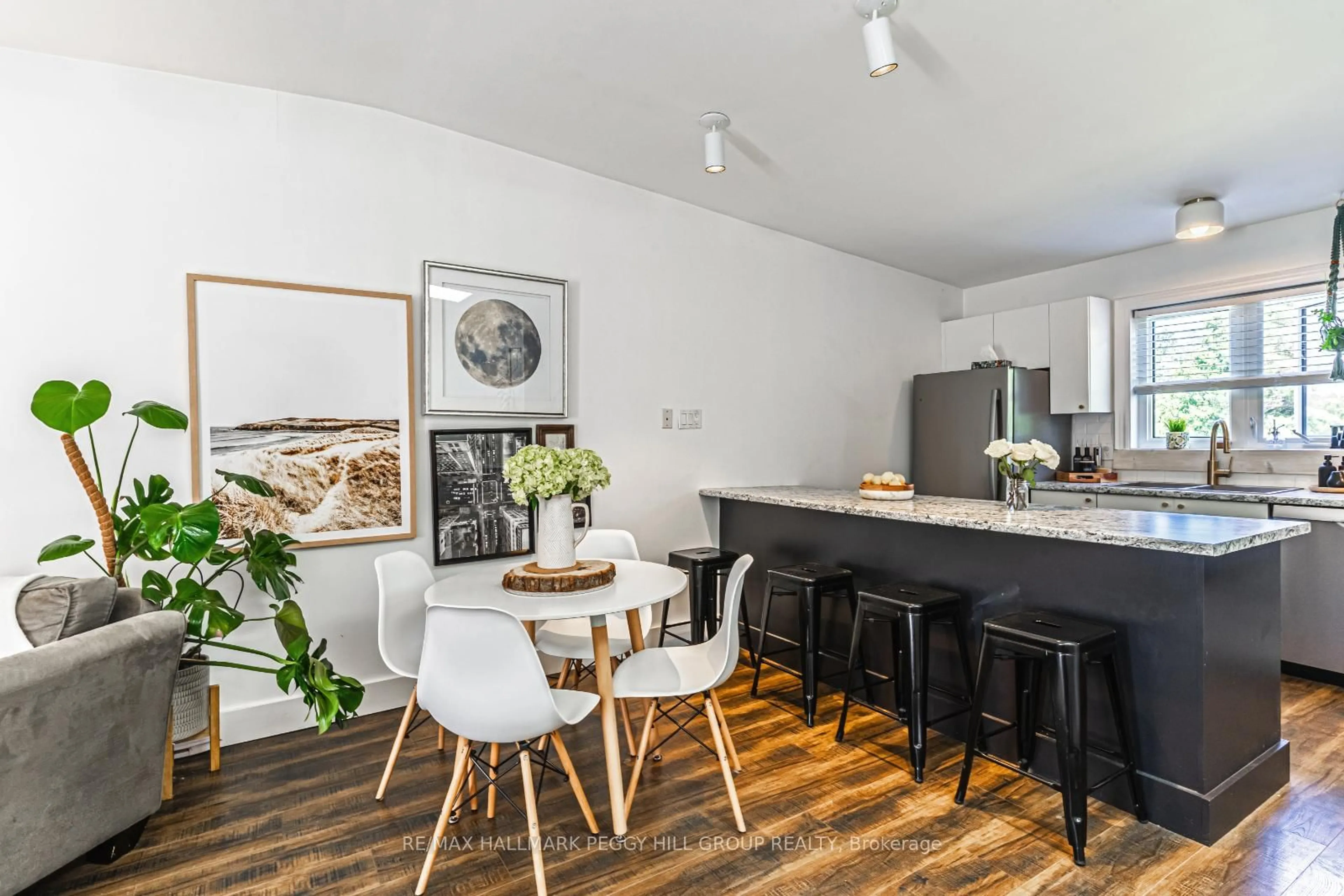 Open concept kitchen, wood/laminate floor for 547 Oxbow Cres, Collingwood Ontario L9Y 5B4