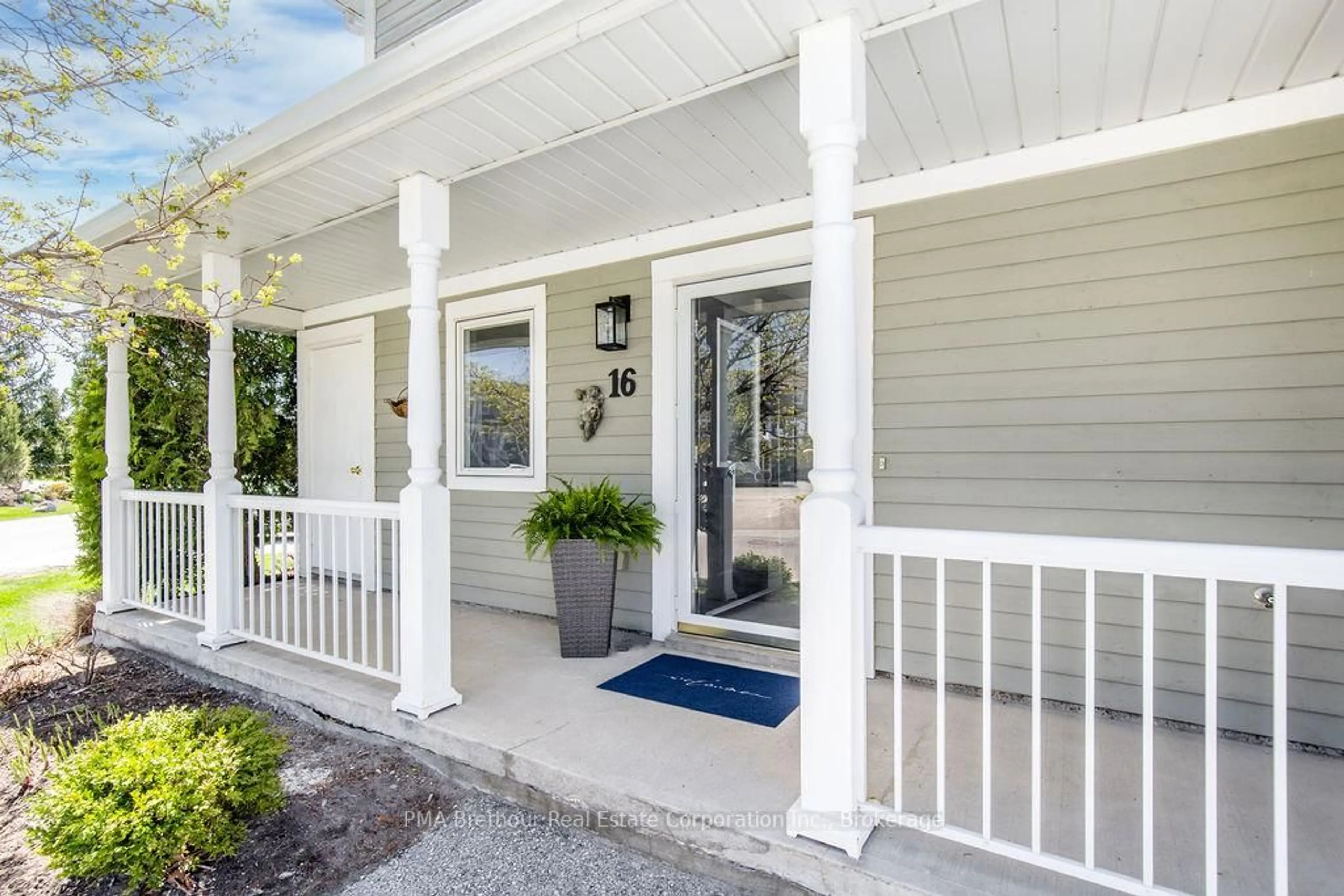 Home with vinyl exterior material, street for 16 Cranberry Surf, Collingwood Ontario L9Y 5C4