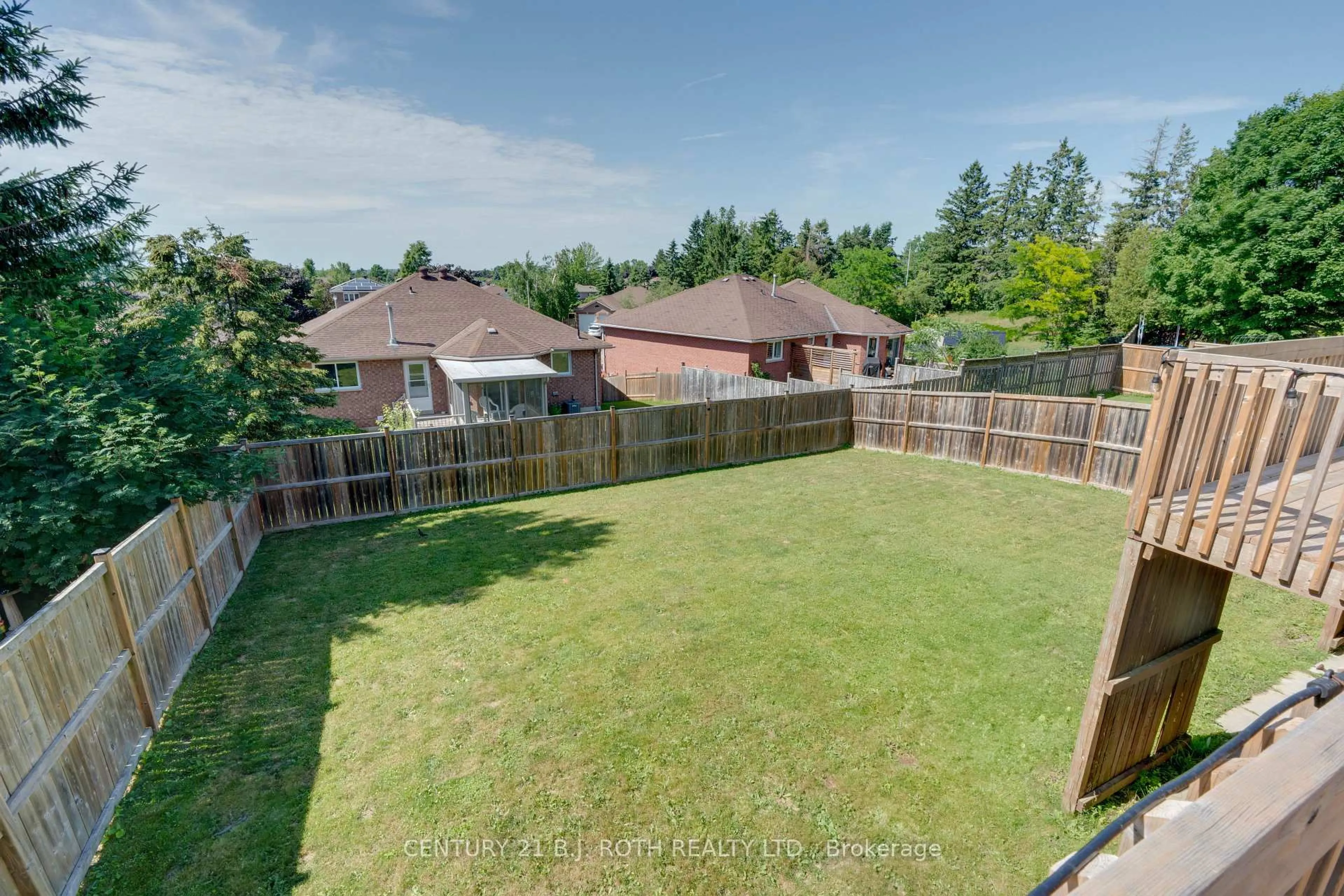 A pic from outside/outdoor area/front of a property/back of a property/a pic from drone, mountain view for 258 COLLEGIATE Dr, Orillia Ontario L3V 7S5