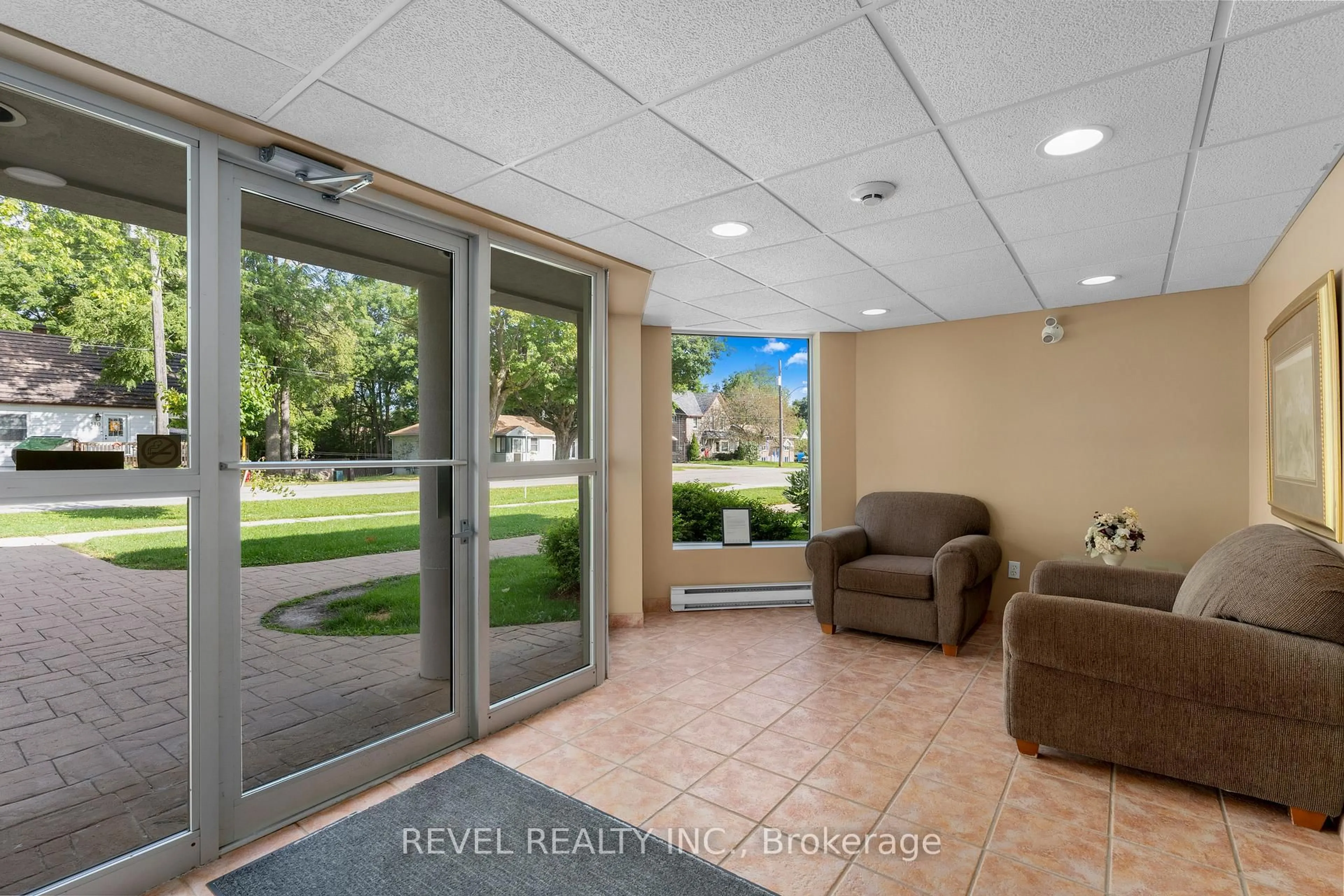 Indoor foyer for 107 Bond St #306, Orillia Ontario L3V 1J7