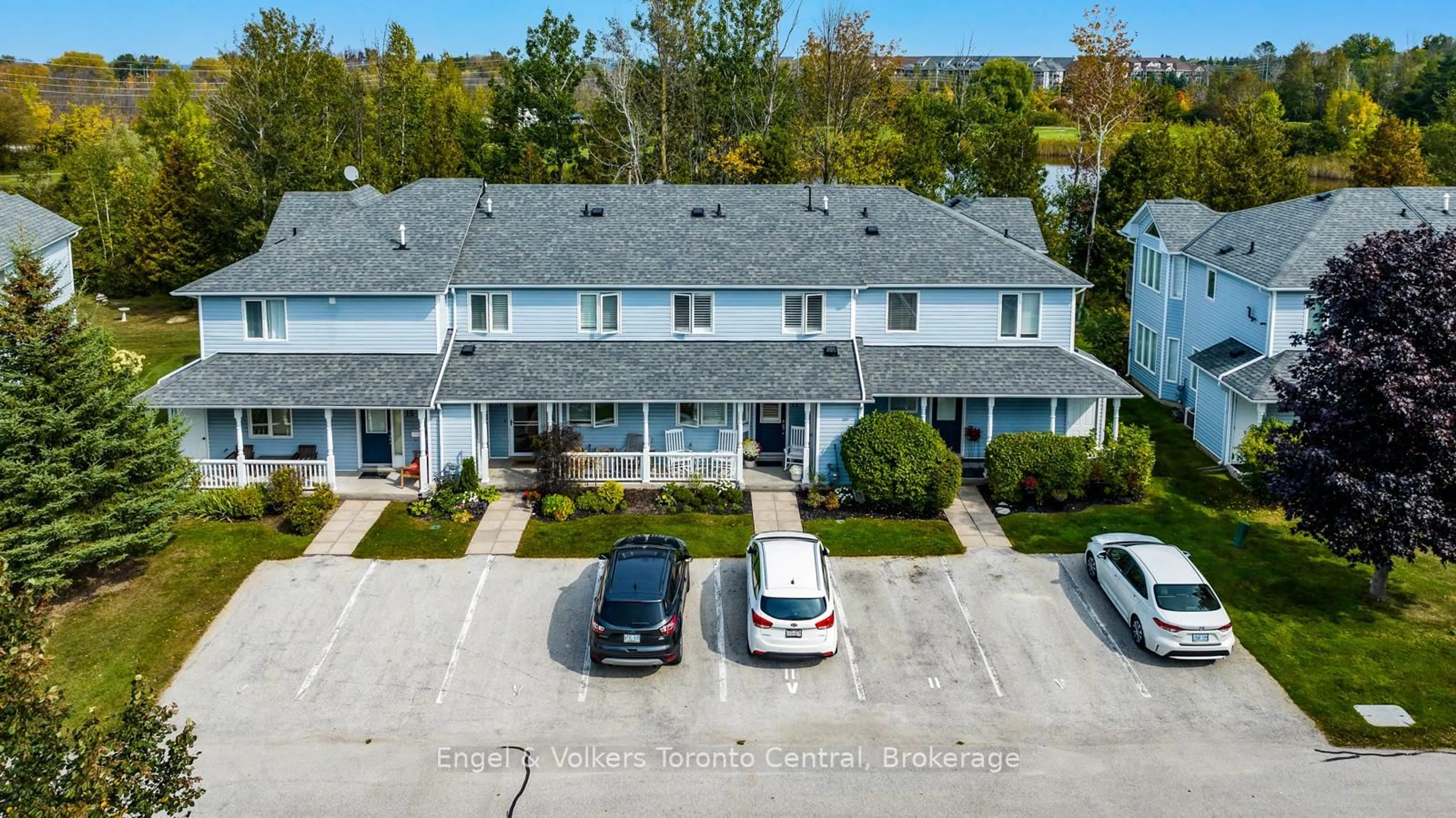 A pic from outside/outdoor area/front of a property/back of a property/a pic from drone, unknown for 11 Sundial Crt, Collingwood Ontario L9Y 5E5