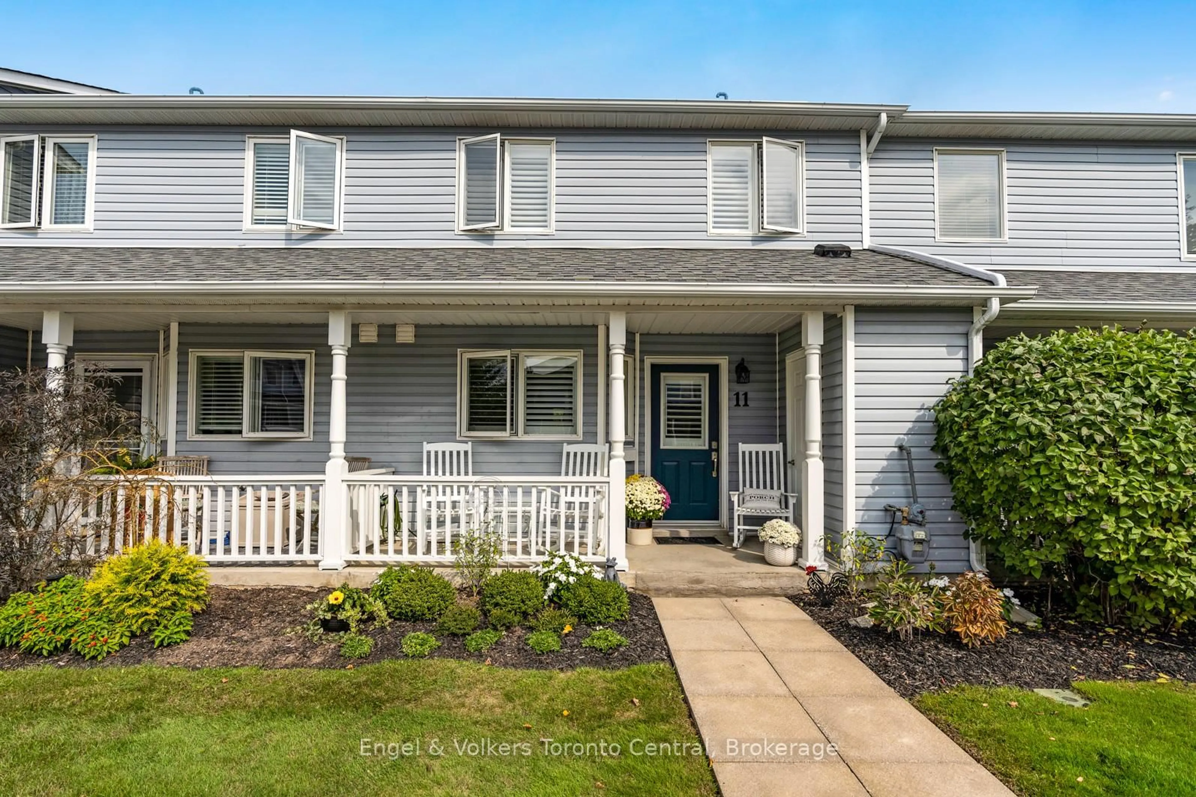 Home with vinyl exterior material, street for 11 Sundial Crt, Collingwood Ontario L9Y 5E5