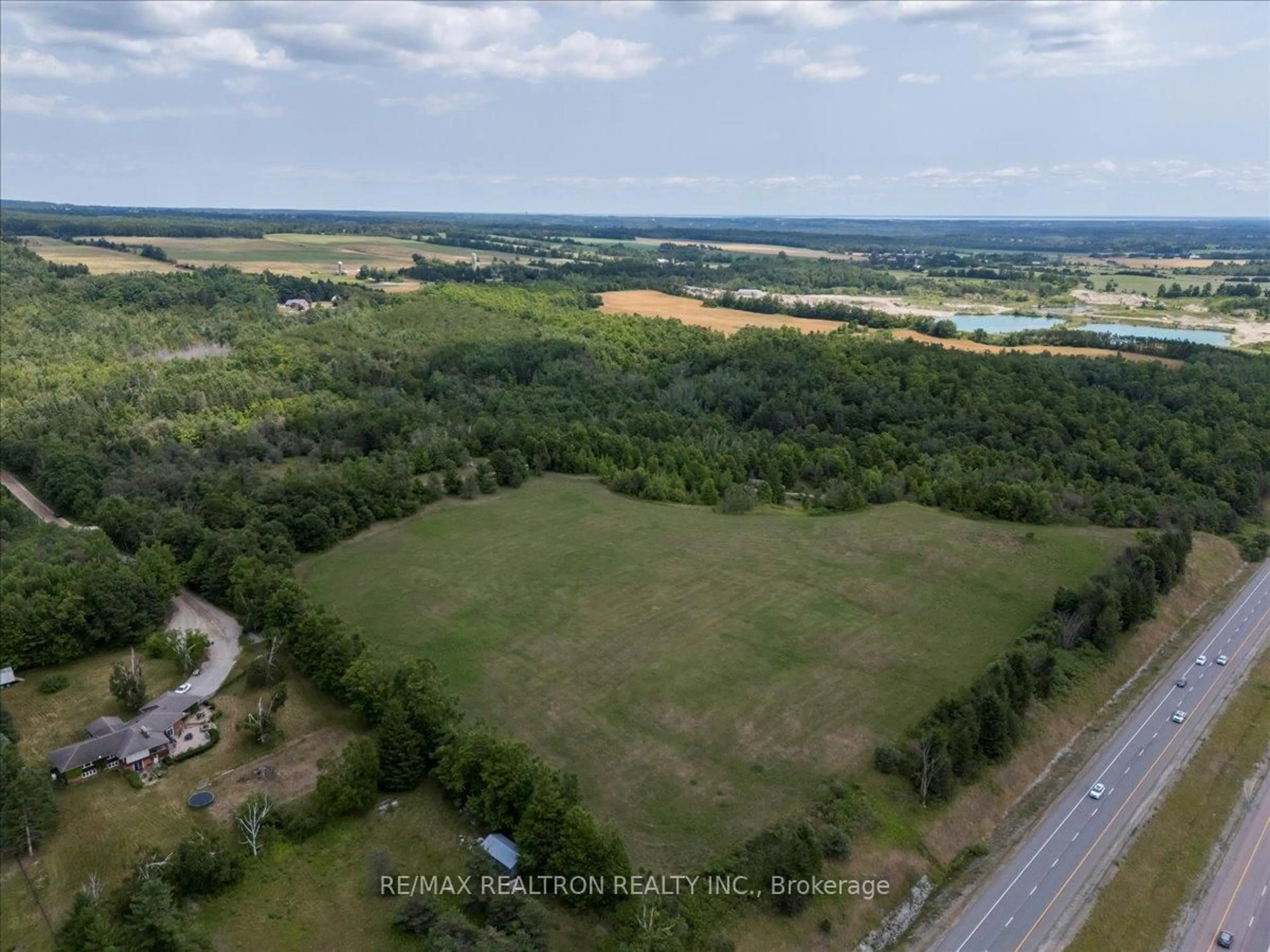 A pic from outside/outdoor area/front of a property/back of a property/a pic from drone, water/lake/river/ocean view for 2089 Dwinnell Rd, Barrie Ontario L4M 4Y8