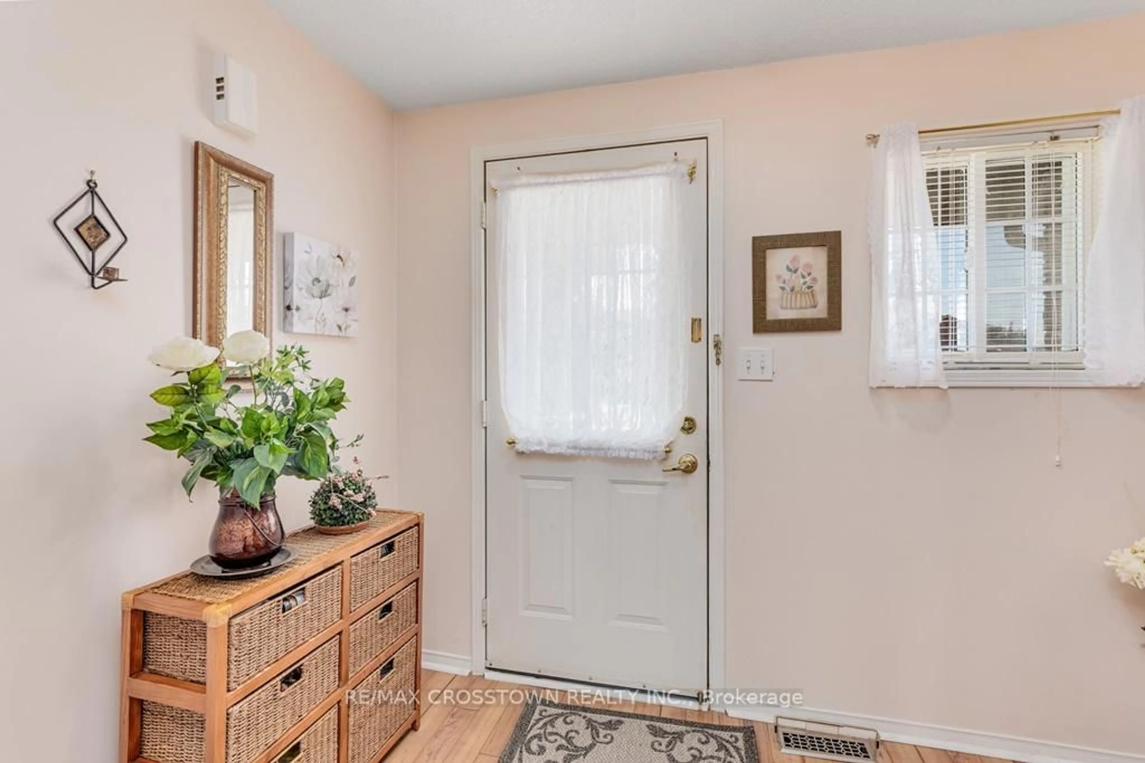 Indoor entryway for 8 Bibby Crt, Barrie Ontario L4N 8T5