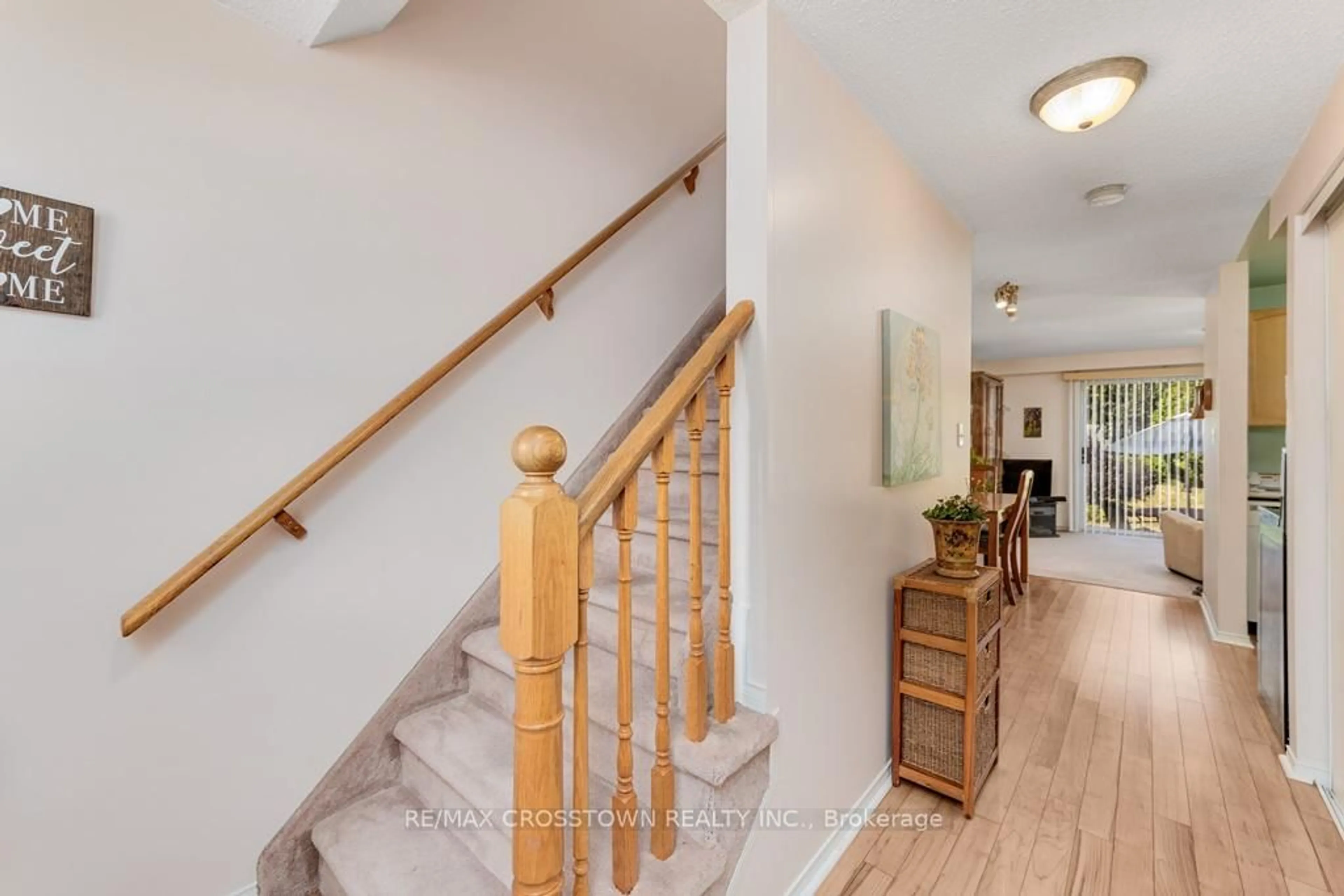 Indoor foyer for 8 Bibby Crt, Barrie Ontario L4N 8T5