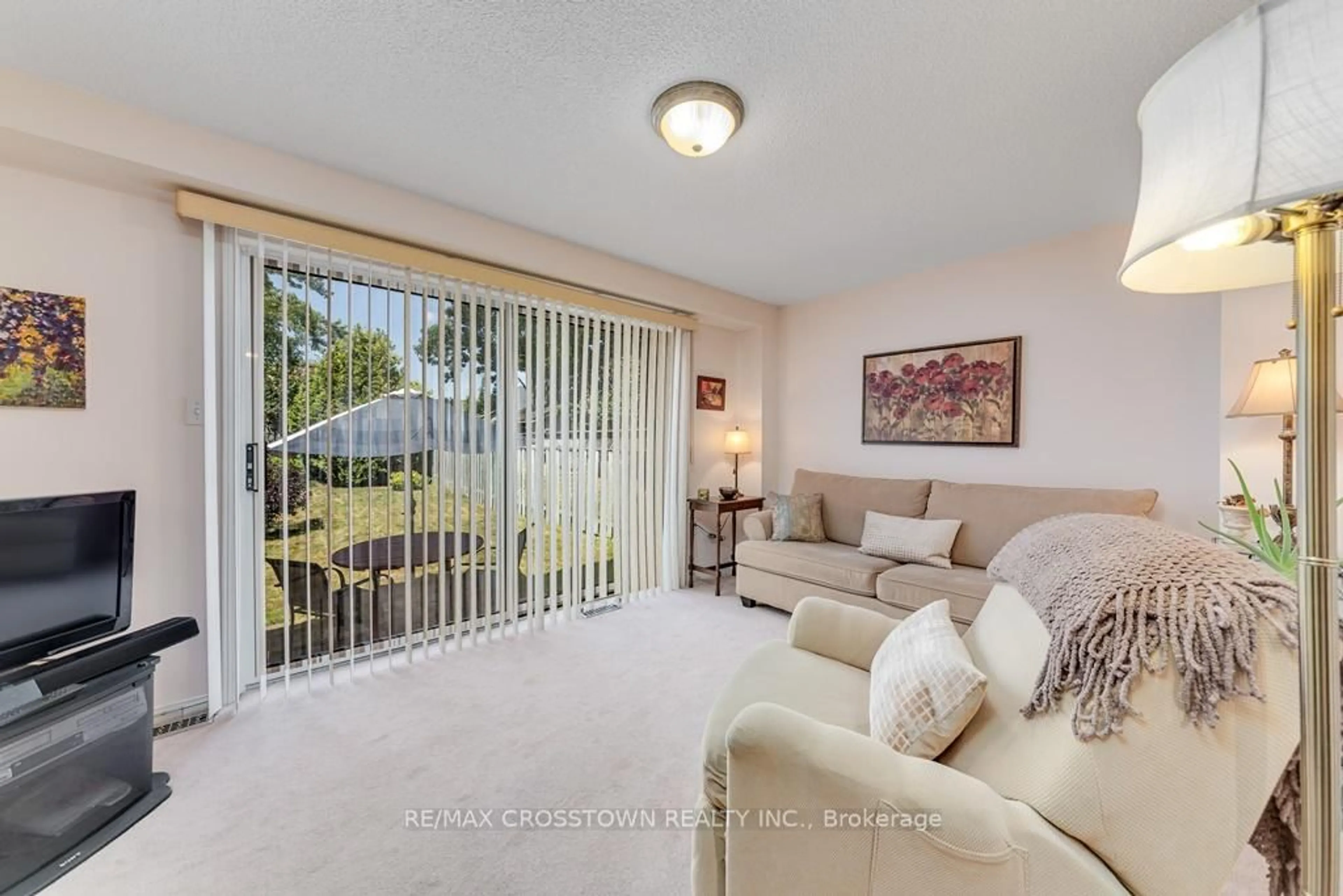 Living room with furniture, unknown for 8 Bibby Crt, Barrie Ontario L4N 8T5