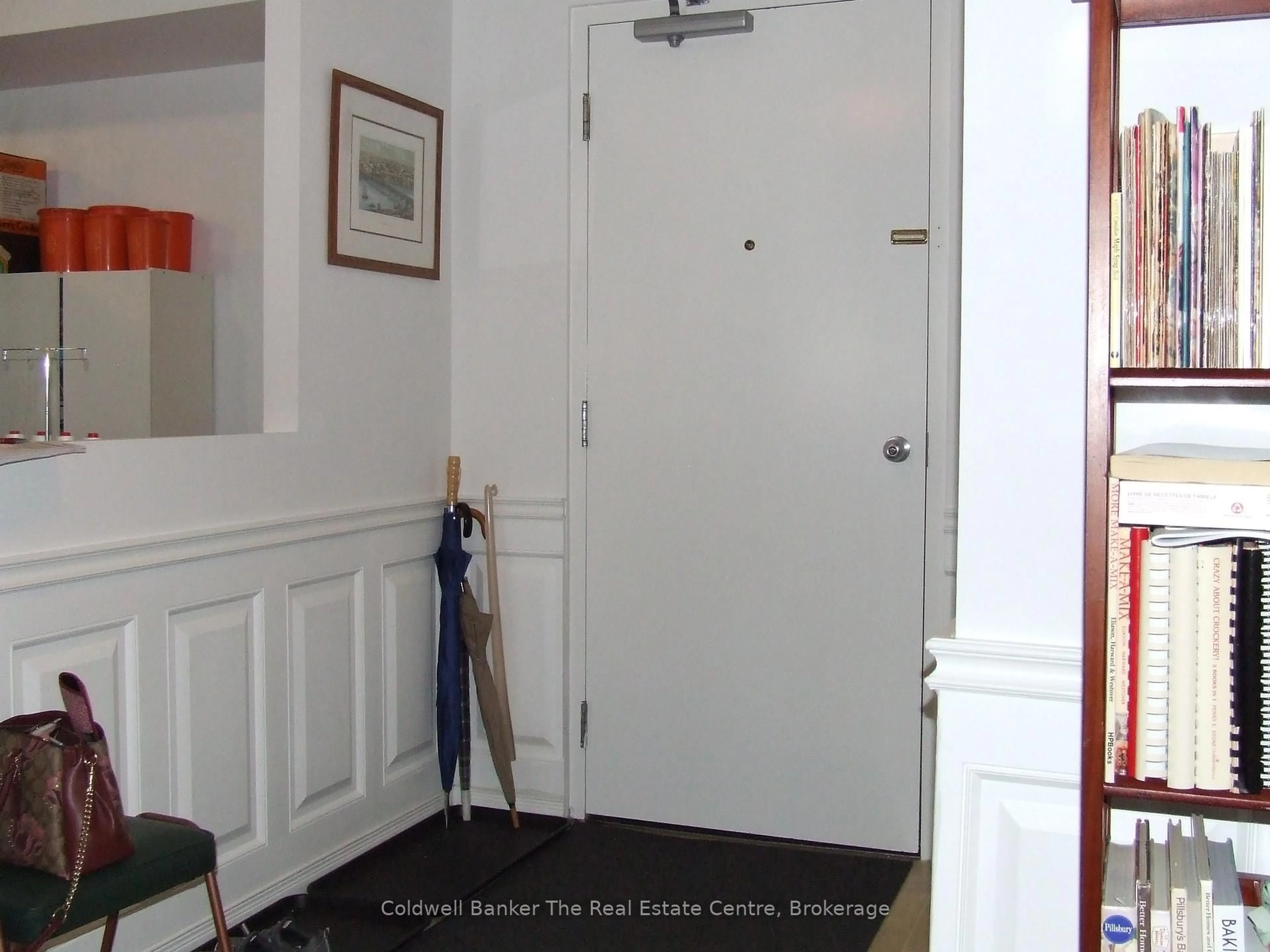 Indoor foyer for 115 Bond St #205, Orillia Ontario L3V 1J7