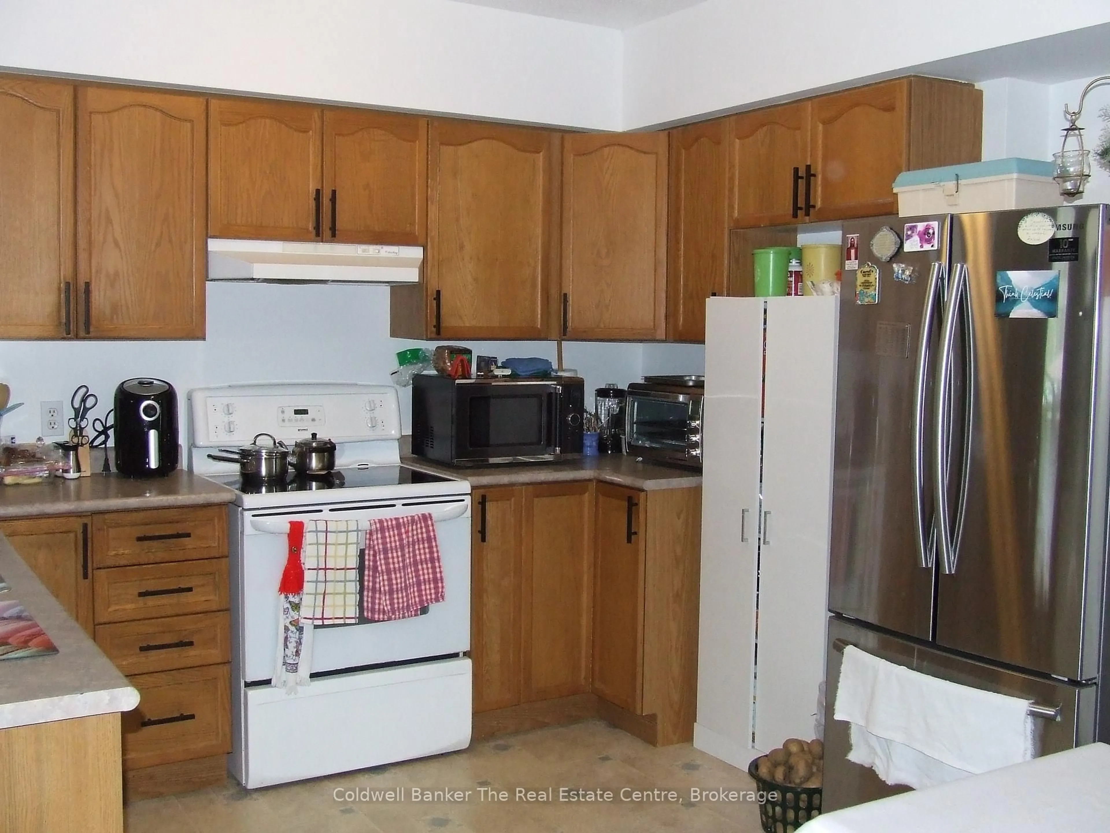 Standard kitchen, unknown for 115 Bond St #205, Orillia Ontario L3V 1J7