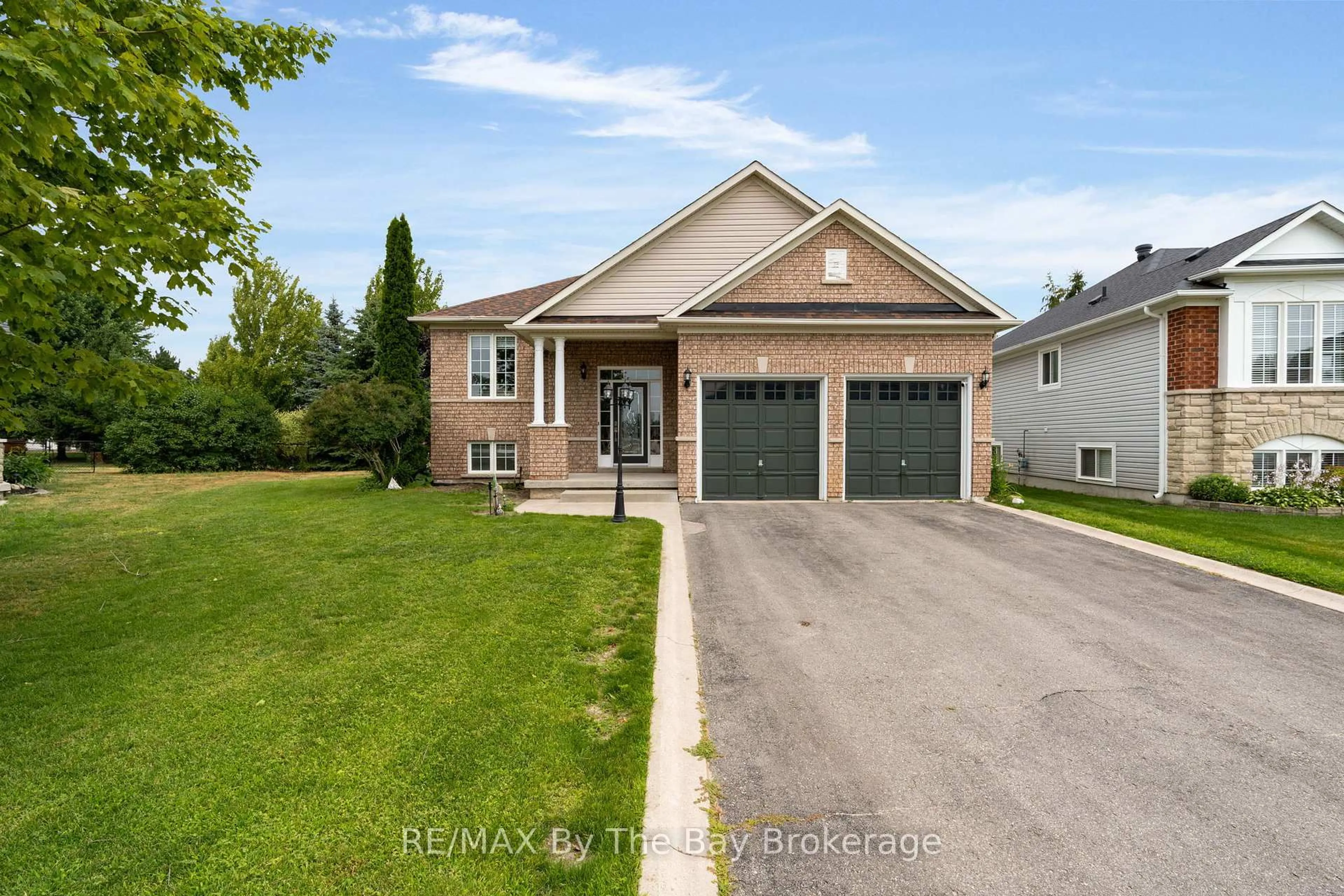 Home with brick exterior material, street for 35 Northwood Dr, Wasaga Beach Ontario L9Z 3B1