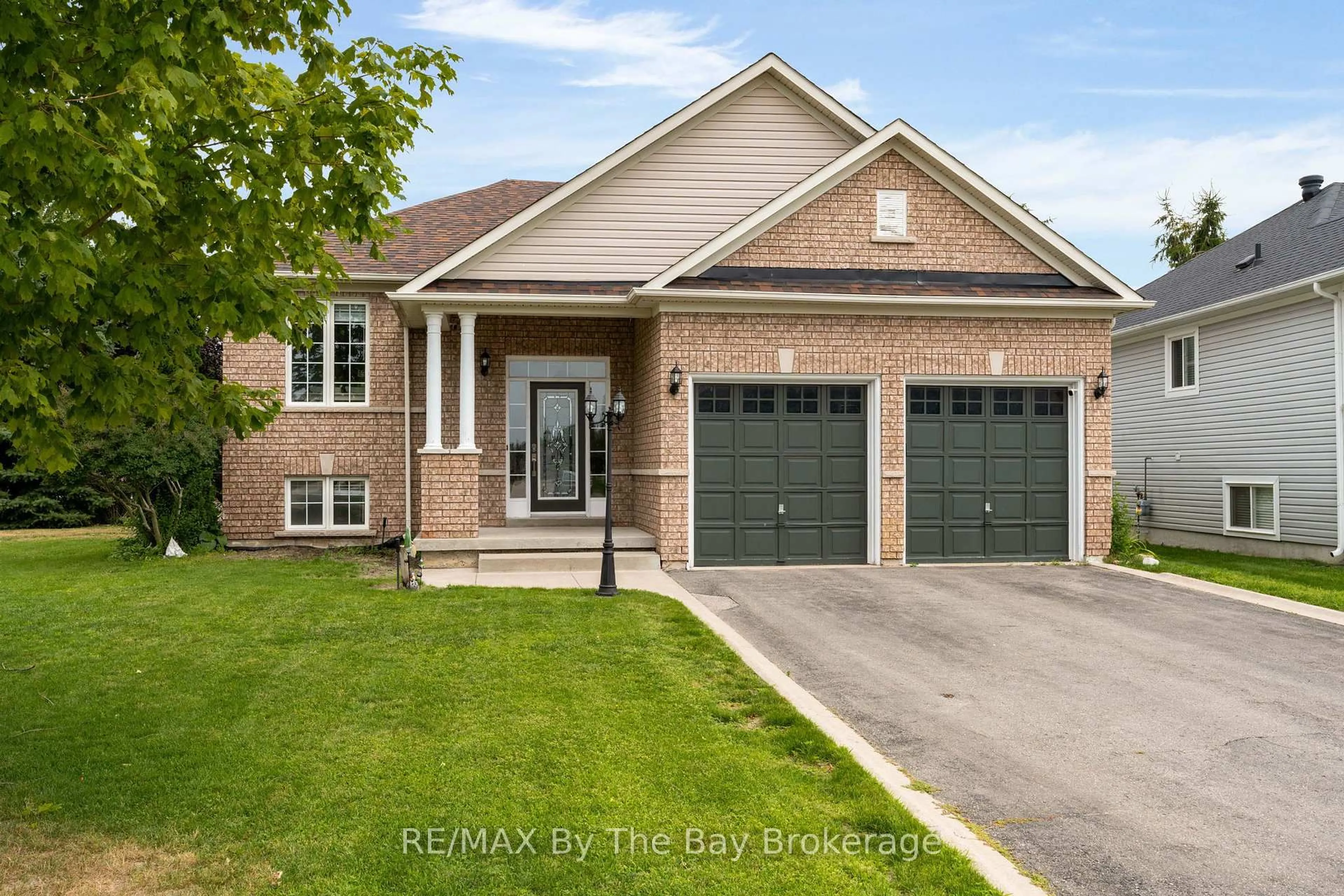 Home with brick exterior material, street for 35 Northwood Dr, Wasaga Beach Ontario L9Z 3B1