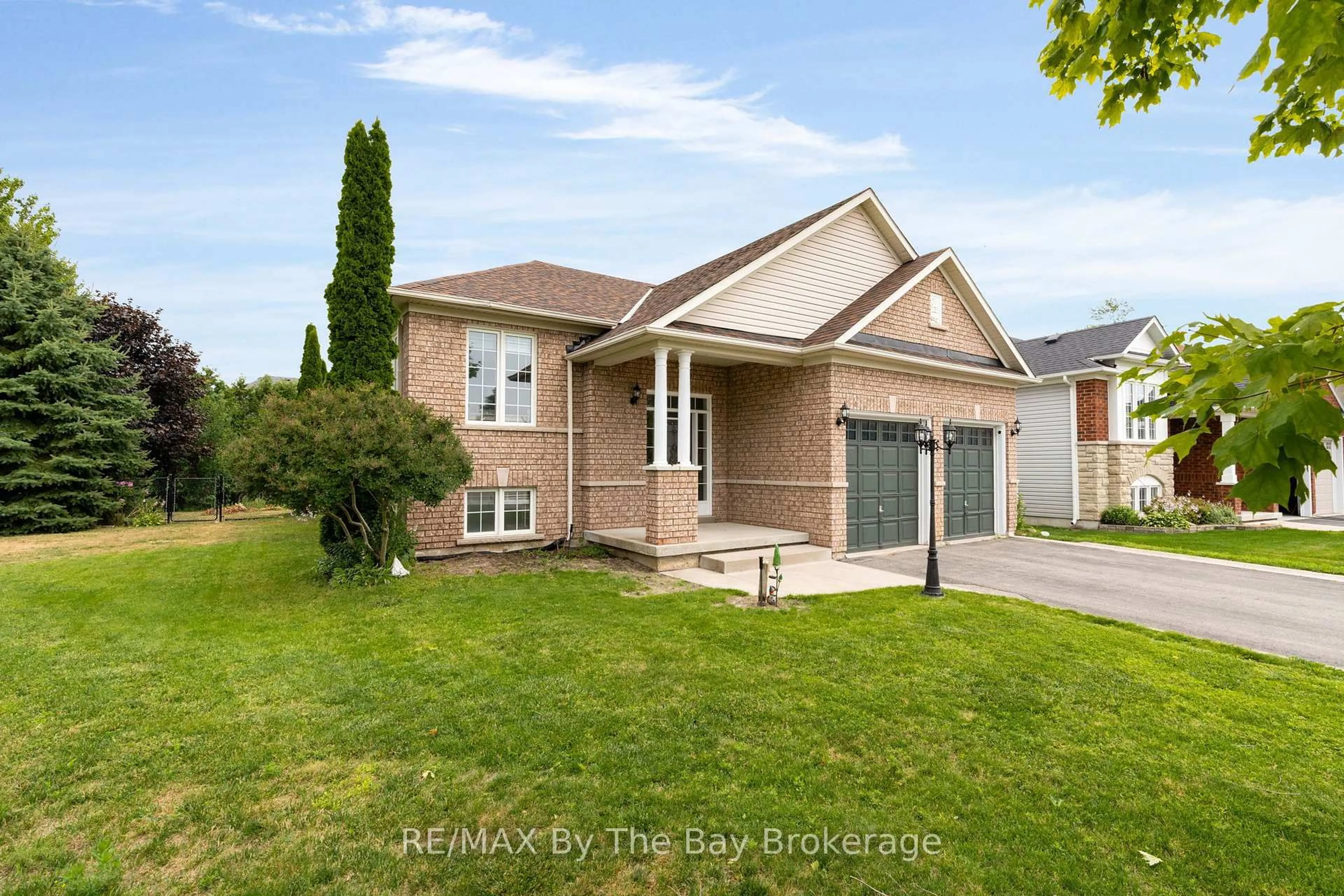Home with brick exterior material, street for 35 Northwood Dr, Wasaga Beach Ontario L9Z 3B1