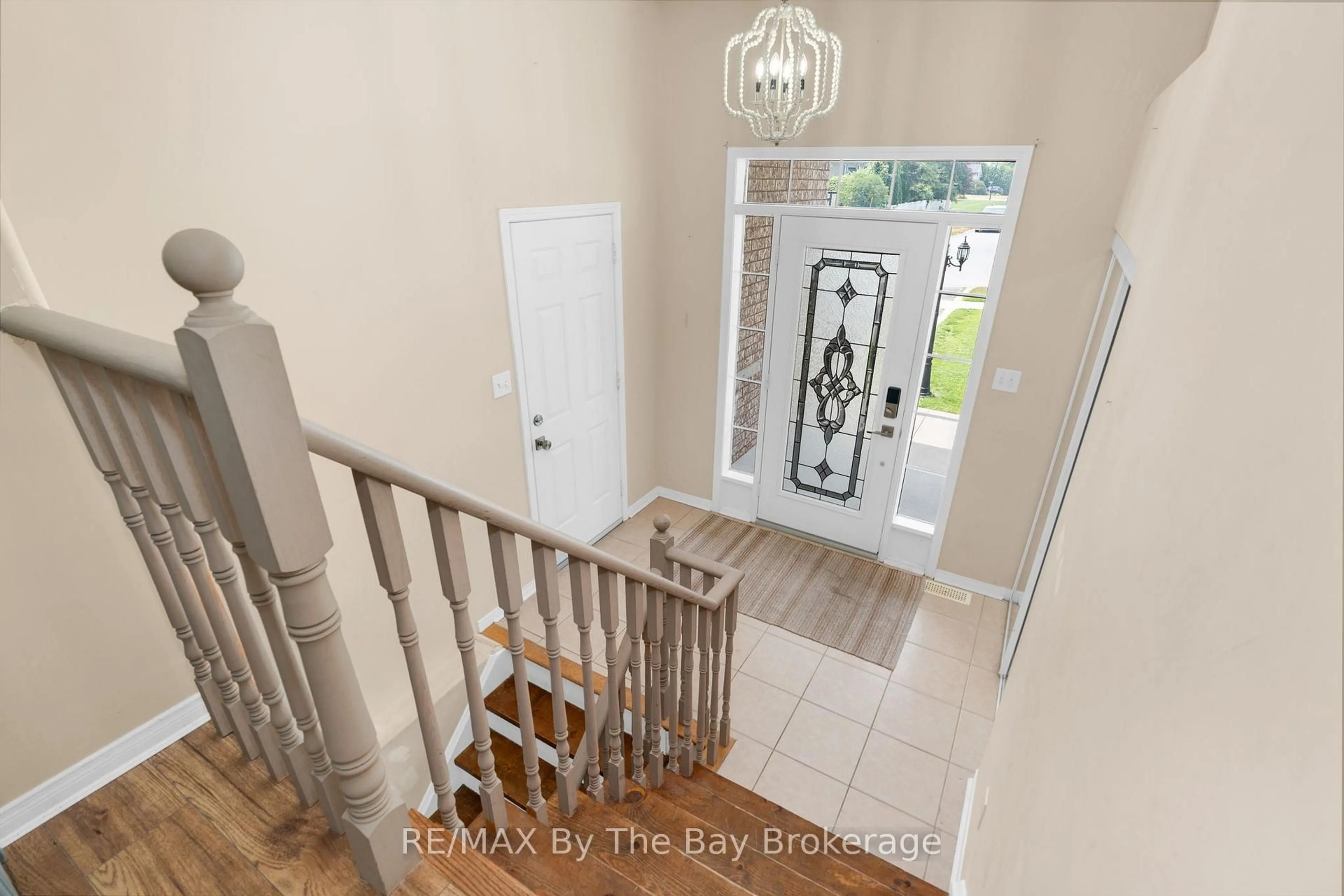 Indoor entryway for 35 Northwood Dr, Wasaga Beach Ontario L9Z 3B1