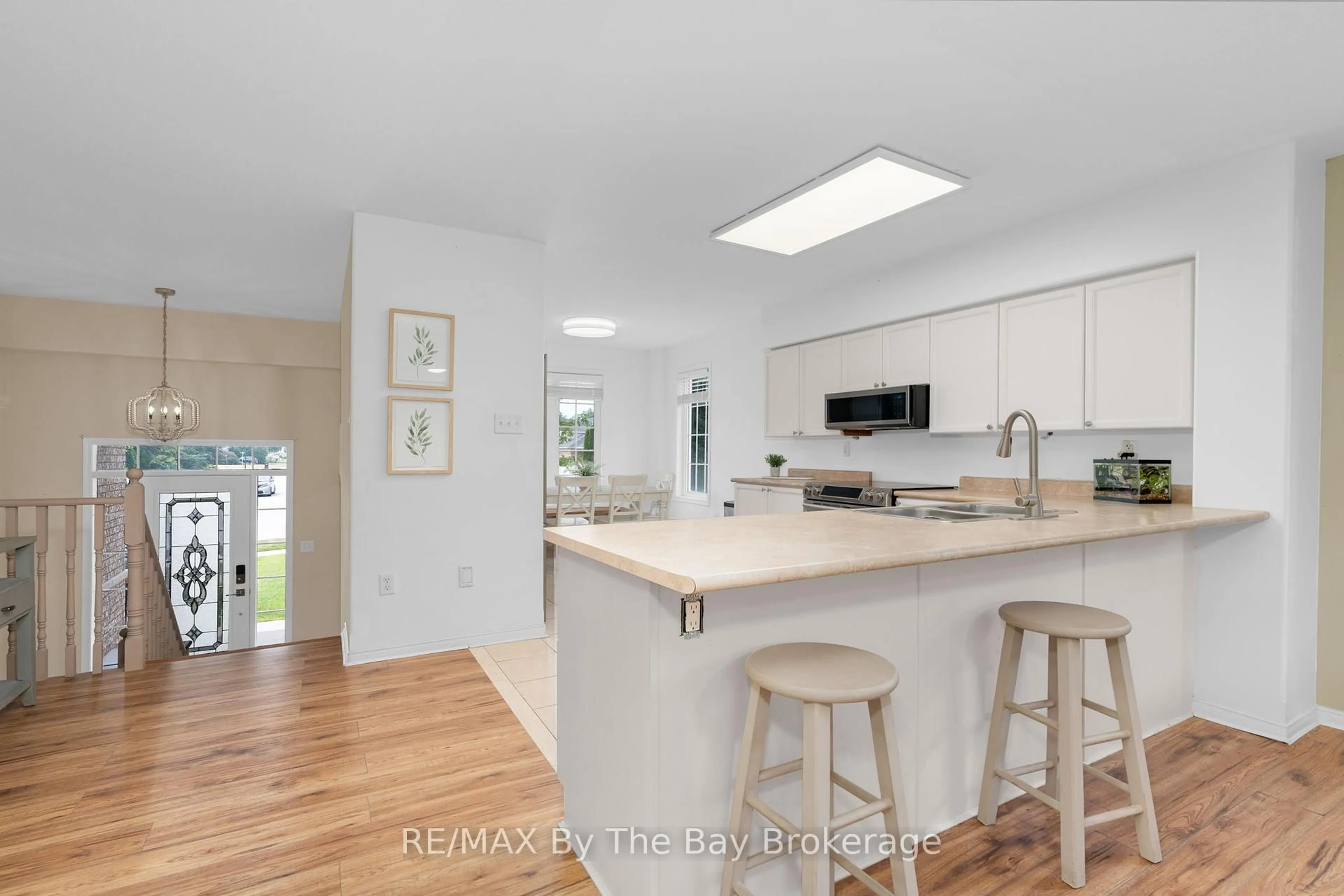 Open concept kitchen, unknown for 35 Northwood Dr, Wasaga Beach Ontario L9Z 3B1