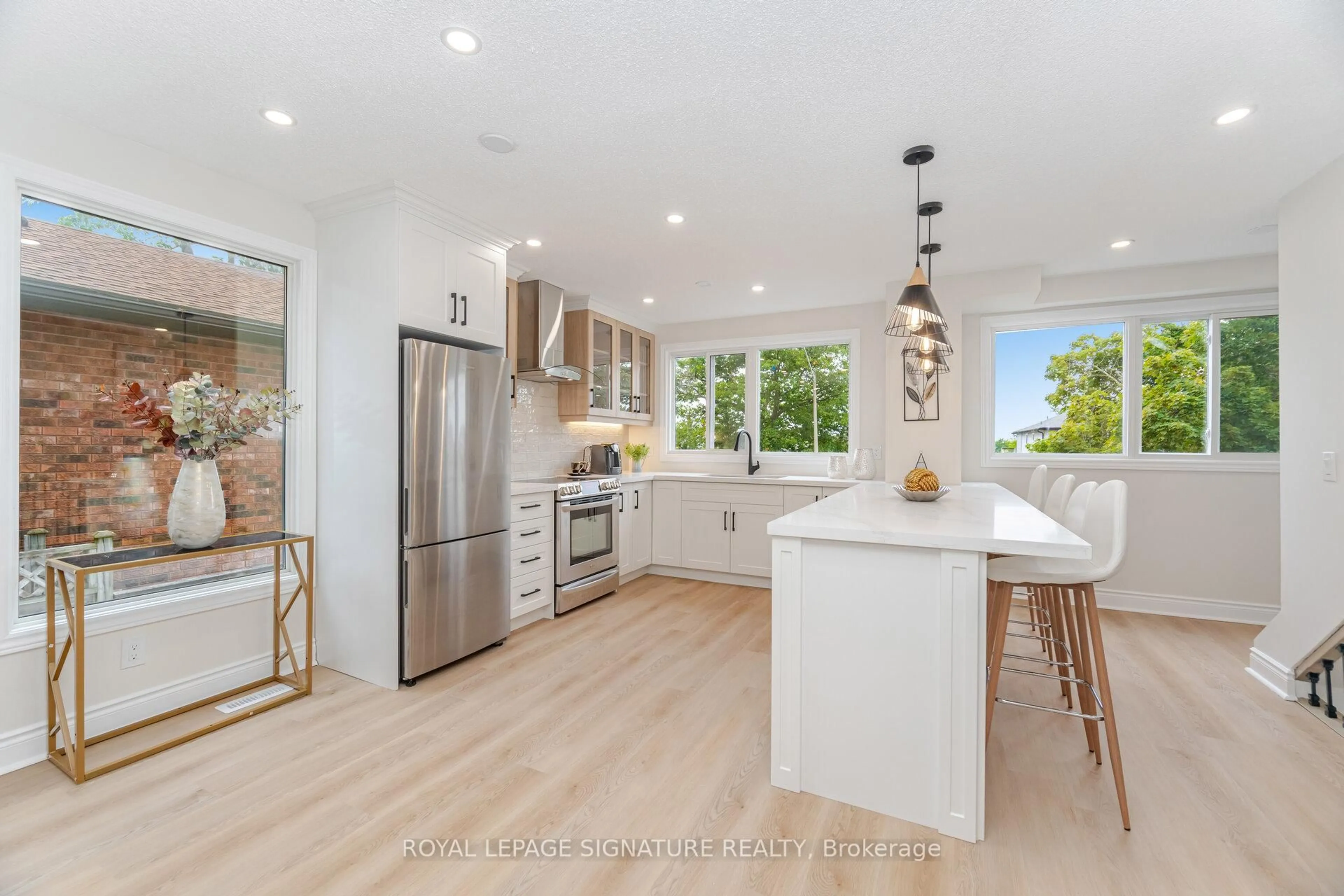 Open concept kitchen, unknown for 12 Browning Tr, Barrie Ontario L4N 4Z4