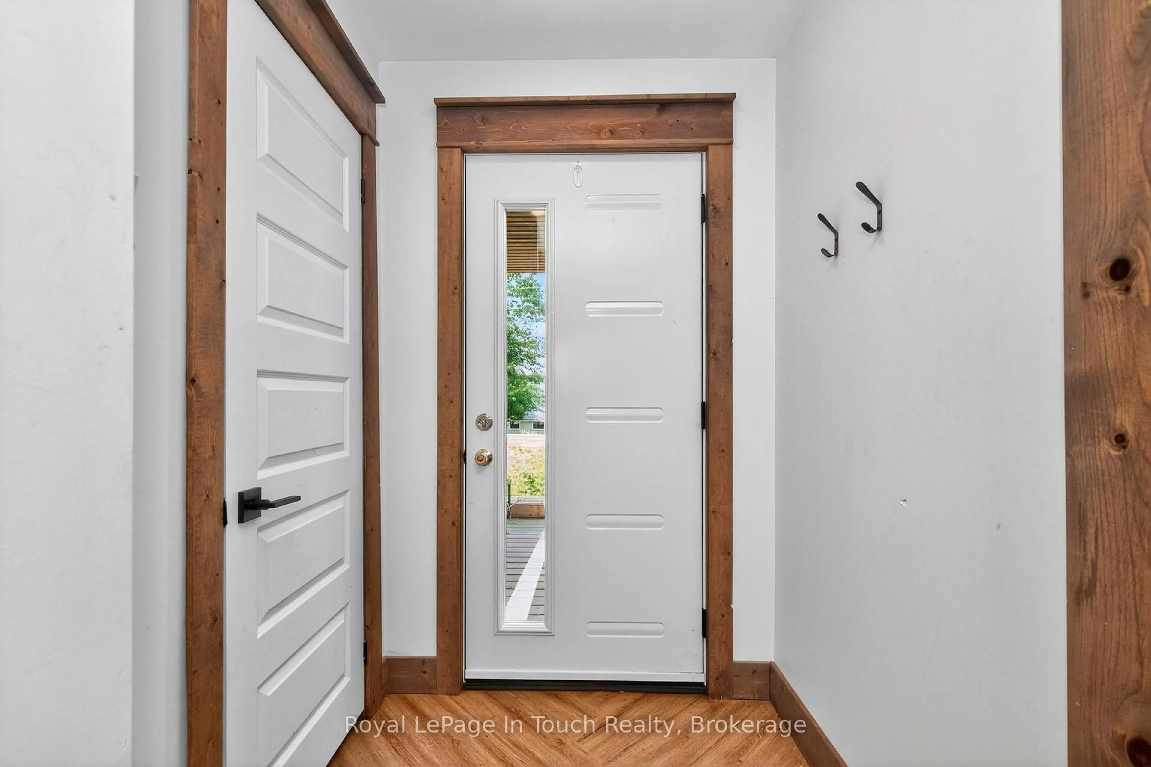Indoor entryway for 91 Andrew Dr, Tiny Ontario L9M 0B4