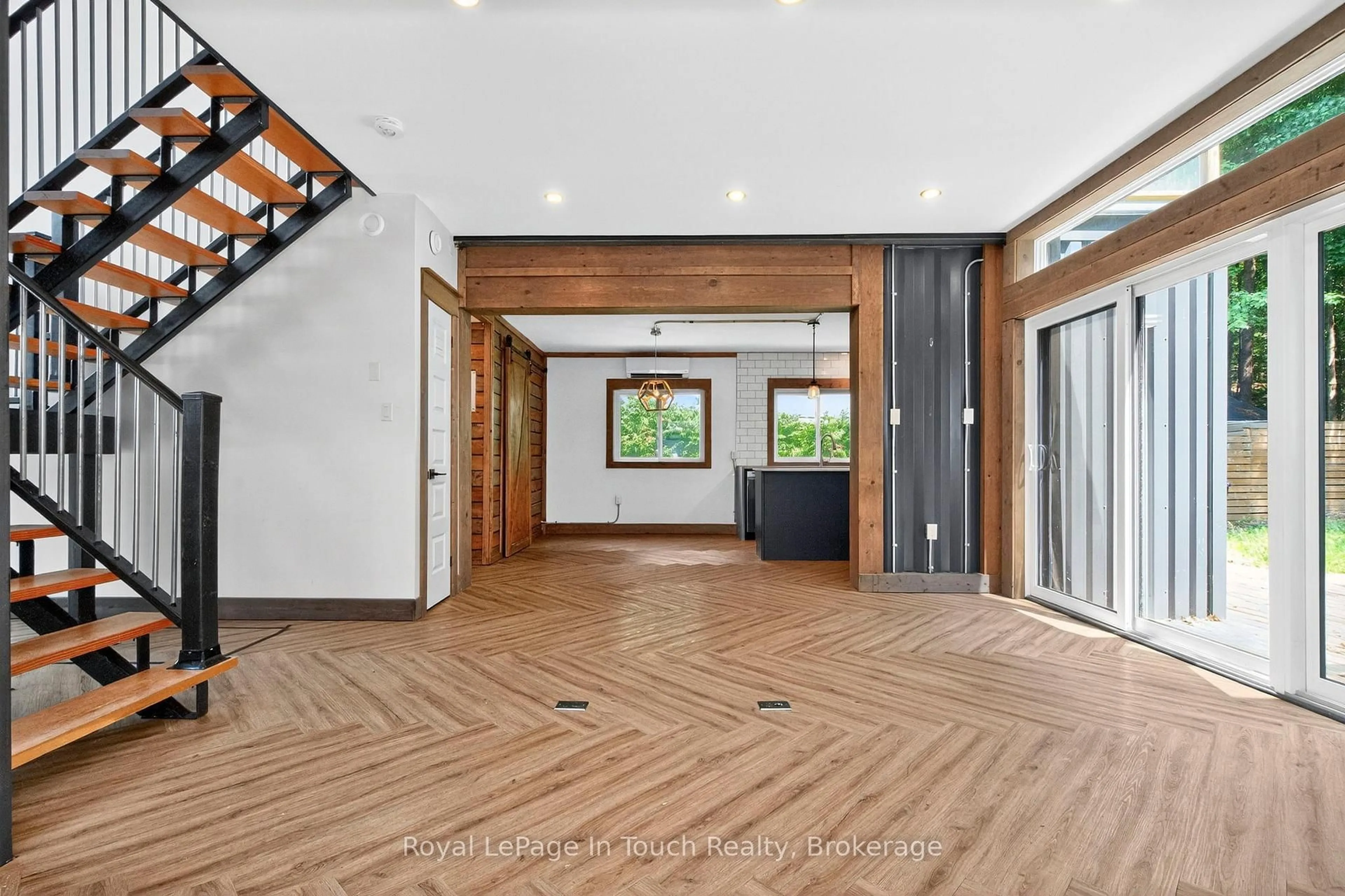 Indoor entryway for 91 Andrew Dr, Tiny Ontario L9M 0B4