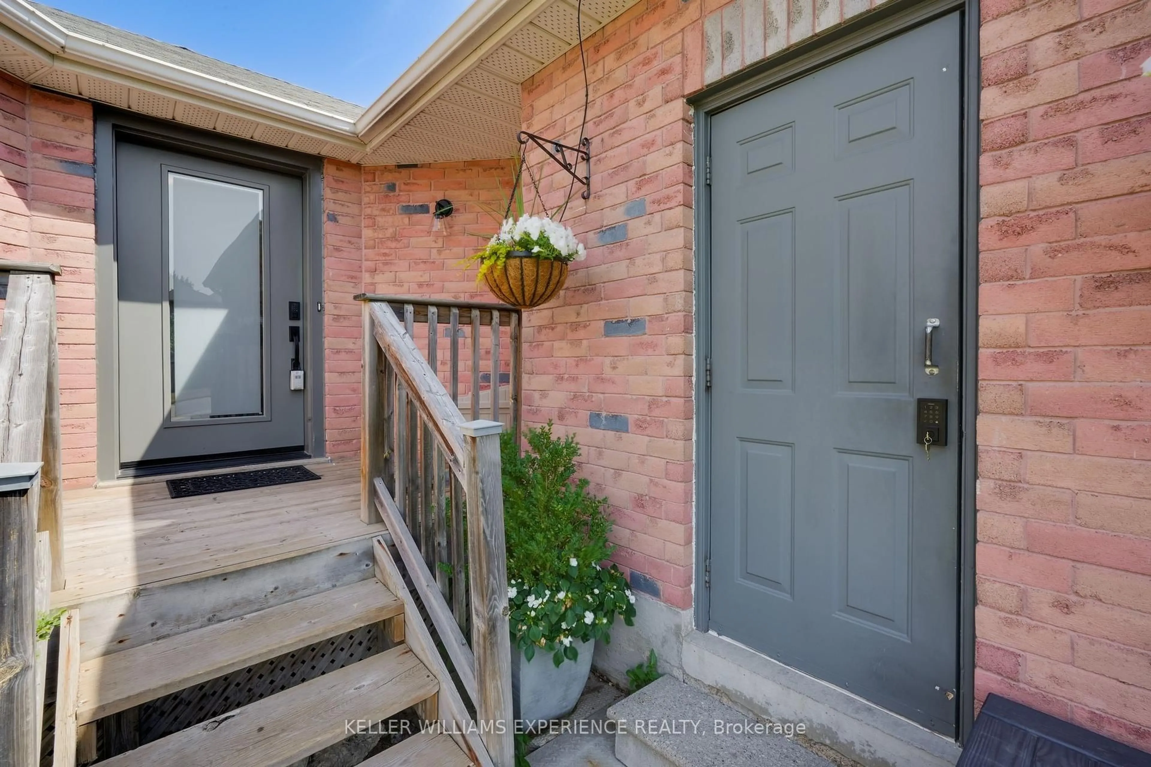 Indoor entryway for 12 Dunnett Dr, Barrie Ontario L4N 0H9