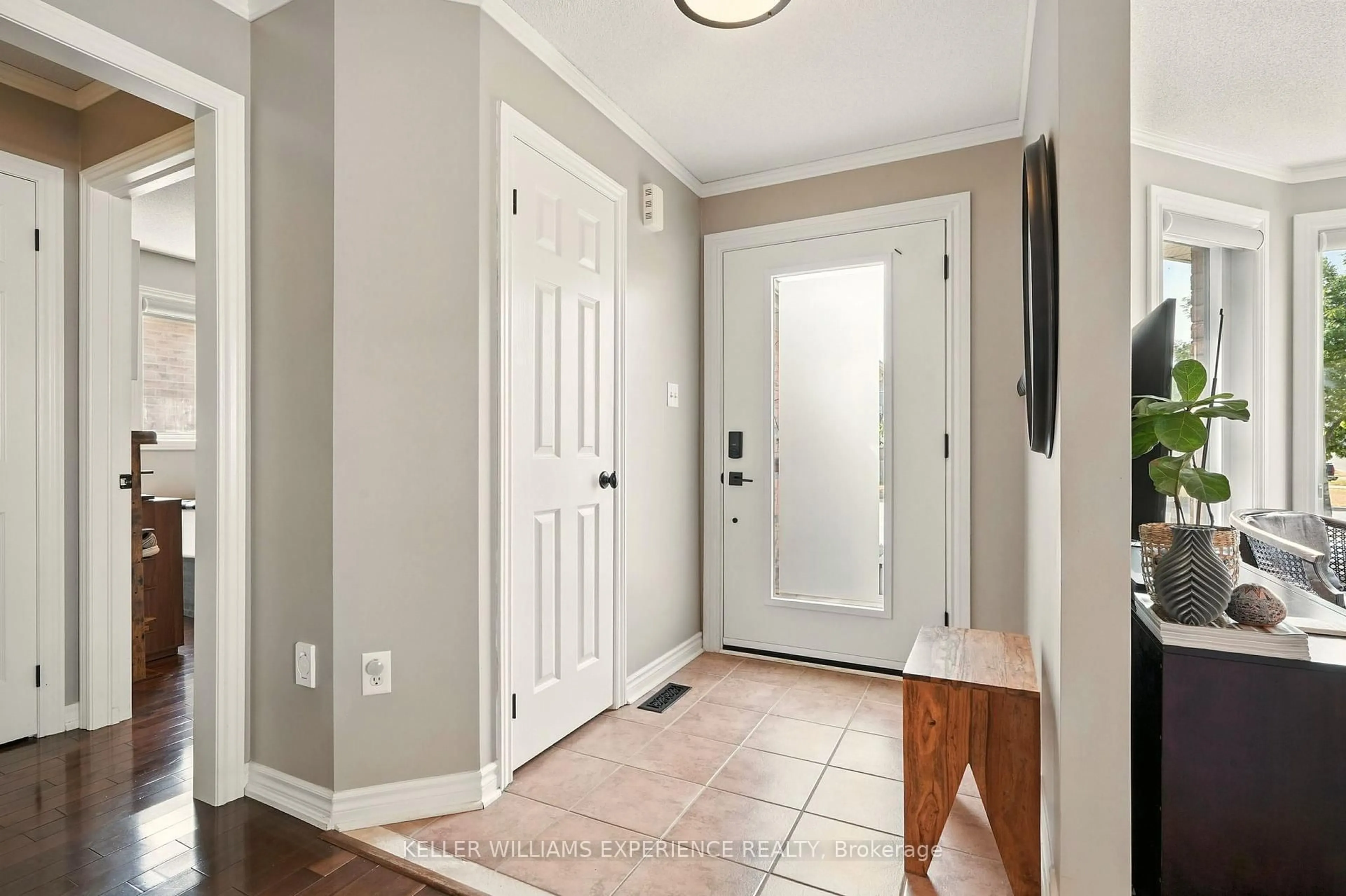 Indoor entryway for 12 Dunnett Dr, Barrie Ontario L4N 0H9