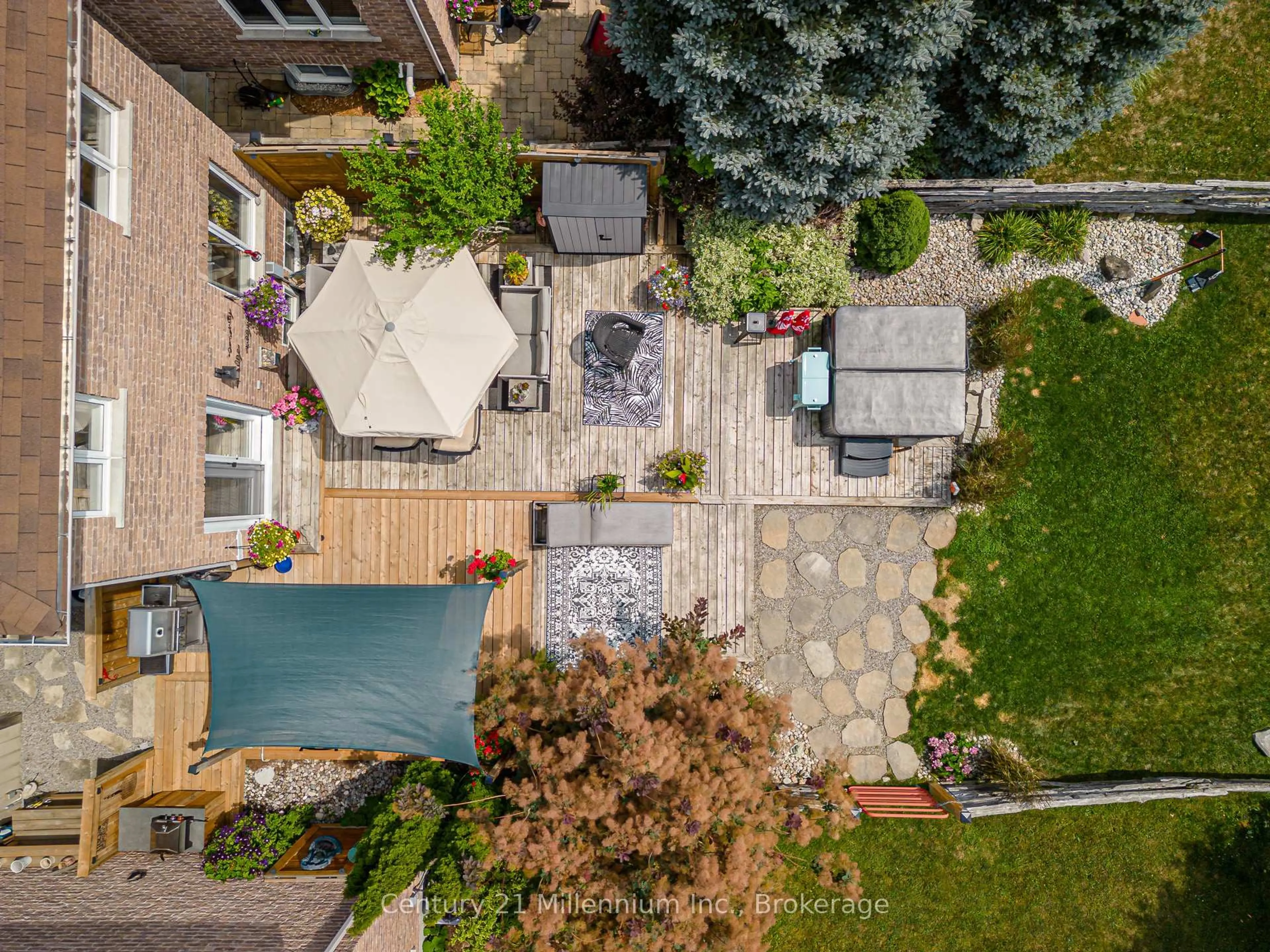 A pic from outside/outdoor area/front of a property/back of a property/a pic from drone, street for 14 Thomas Dr, Collingwood Ontario L9Y 0A6