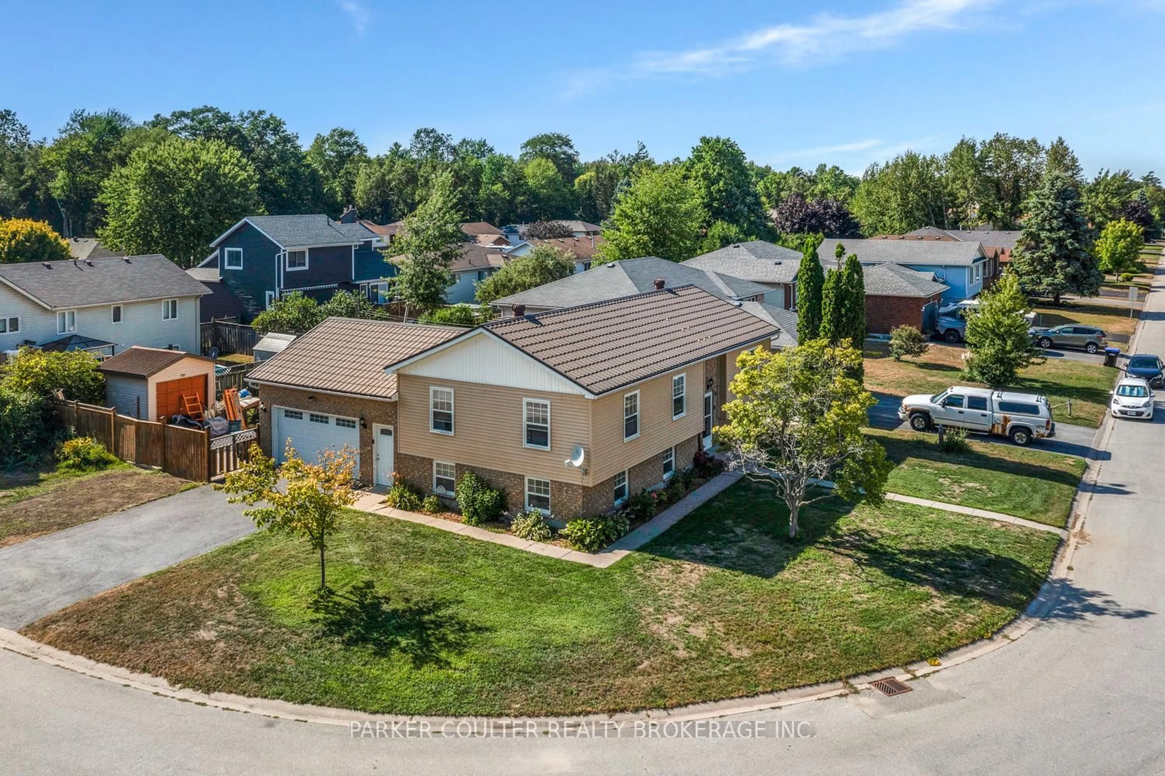 A pic from outside/outdoor area/front of a property/back of a property/a pic from drone, street for 62 Riverdale Dr, Wasaga Beach Ontario L9Z 1G1