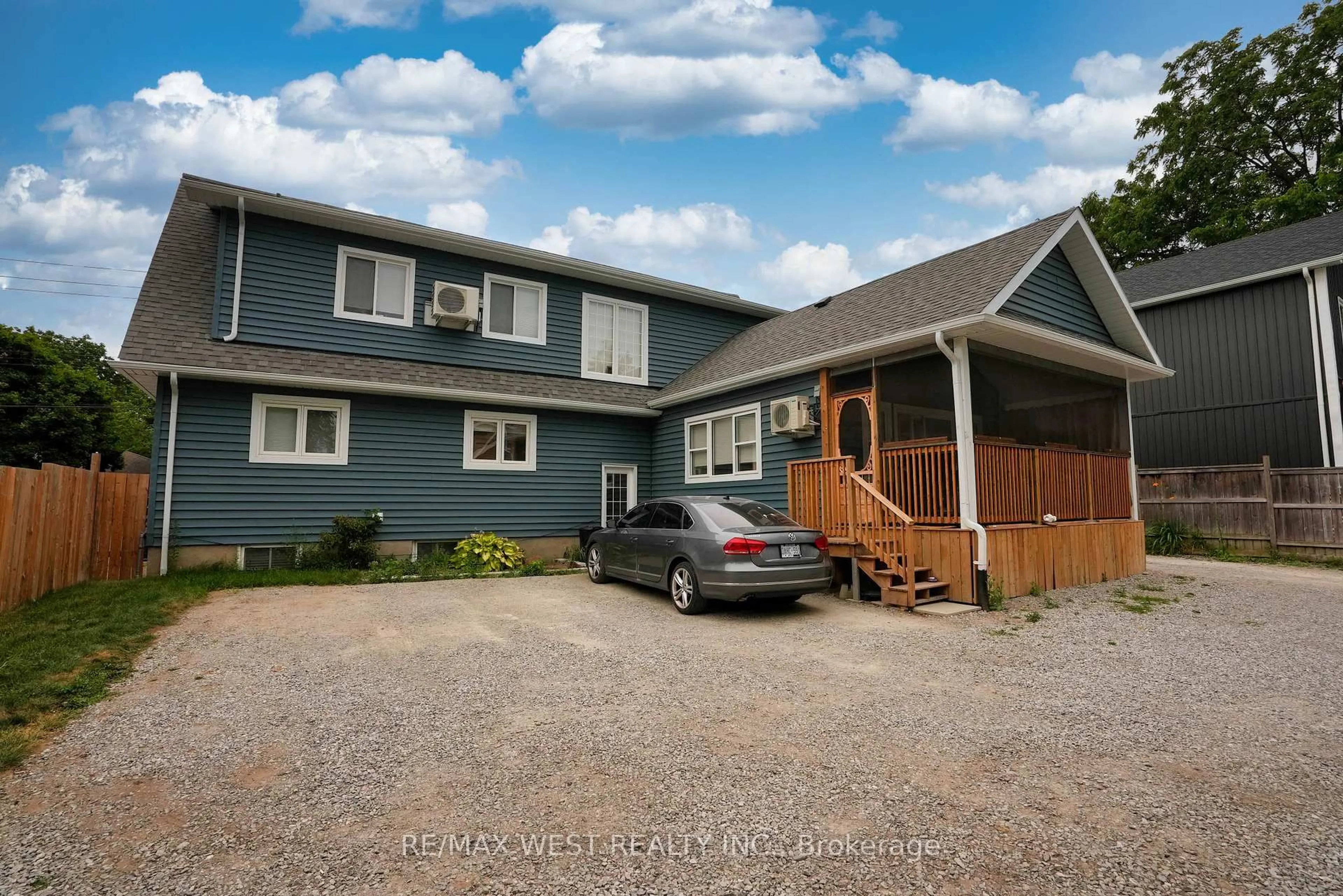 Home with vinyl exterior material, street for 26 Granville St, Barrie Ontario L4N 3J9