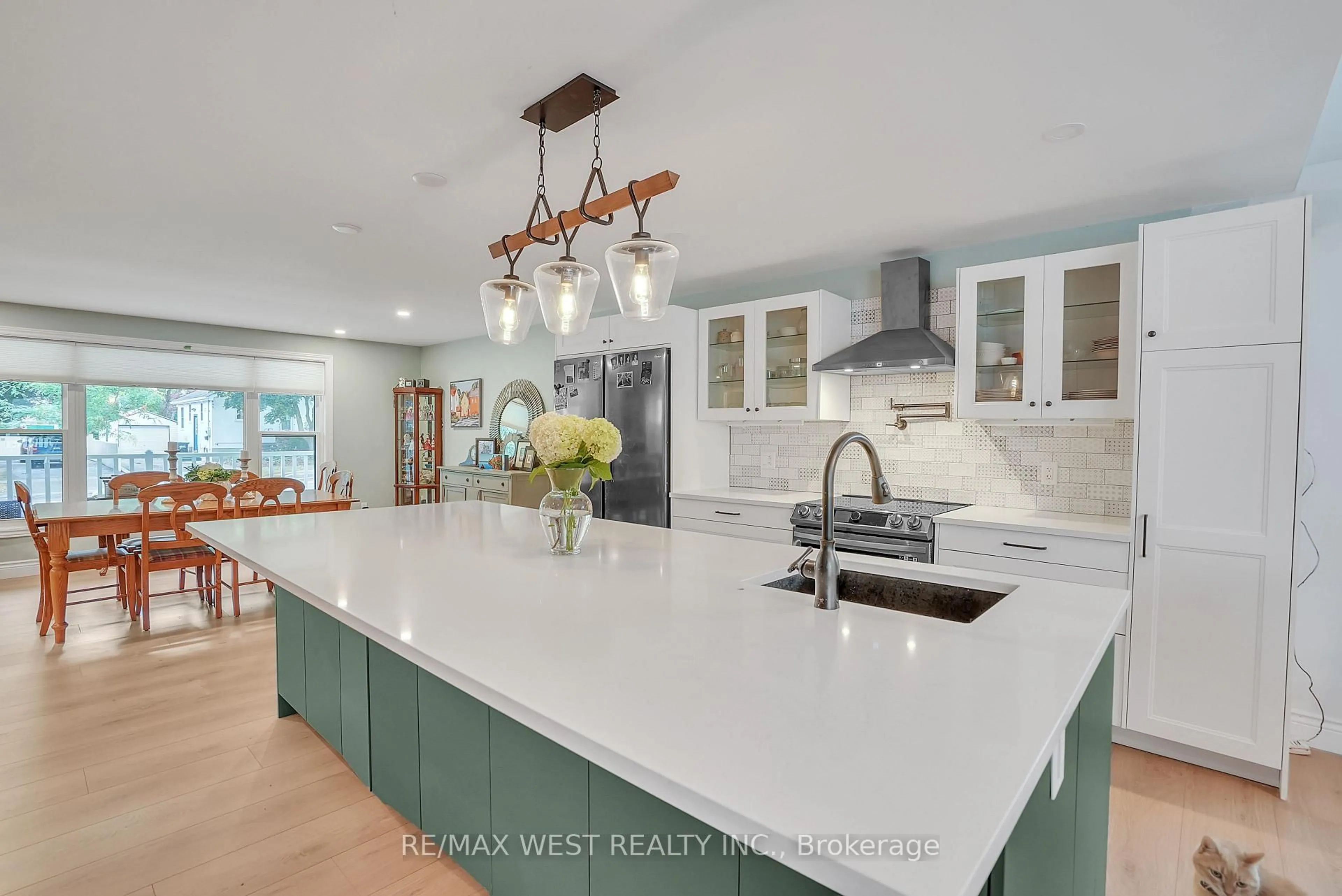 Open concept kitchen, ceramic/tile floor for 26 Granville St, Barrie Ontario L4N 3J9