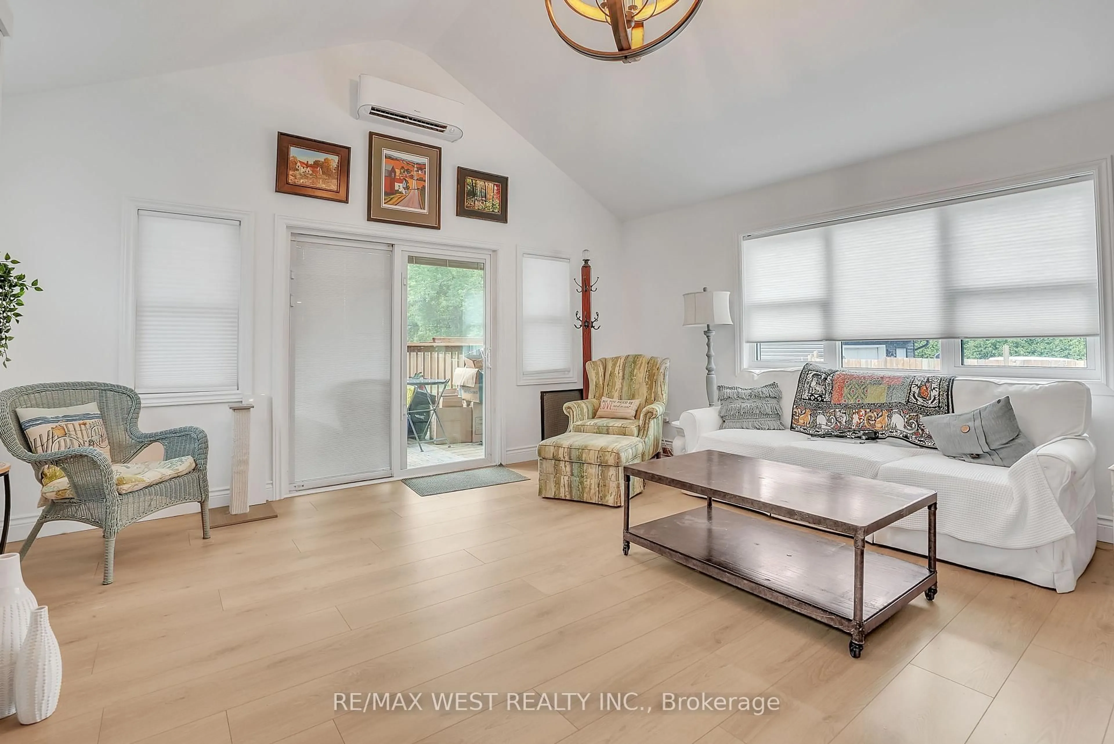 Living room with furniture, unknown for 26 Granville St, Barrie Ontario L4N 3J9