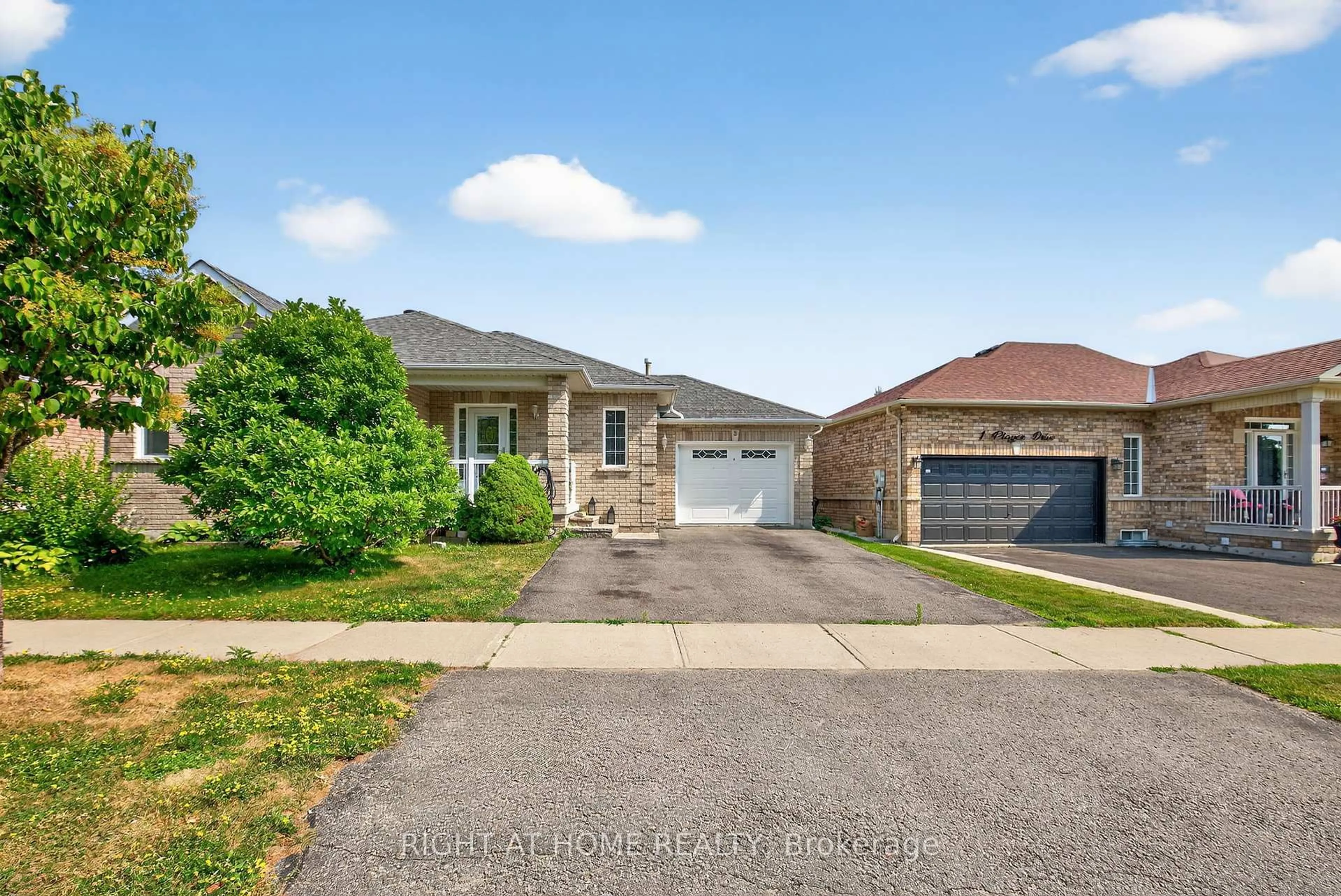 A pic from outside/outdoor area/front of a property/back of a property/a pic from drone, street for 3 Player Dr, Barrie Ontario L4M 6V9