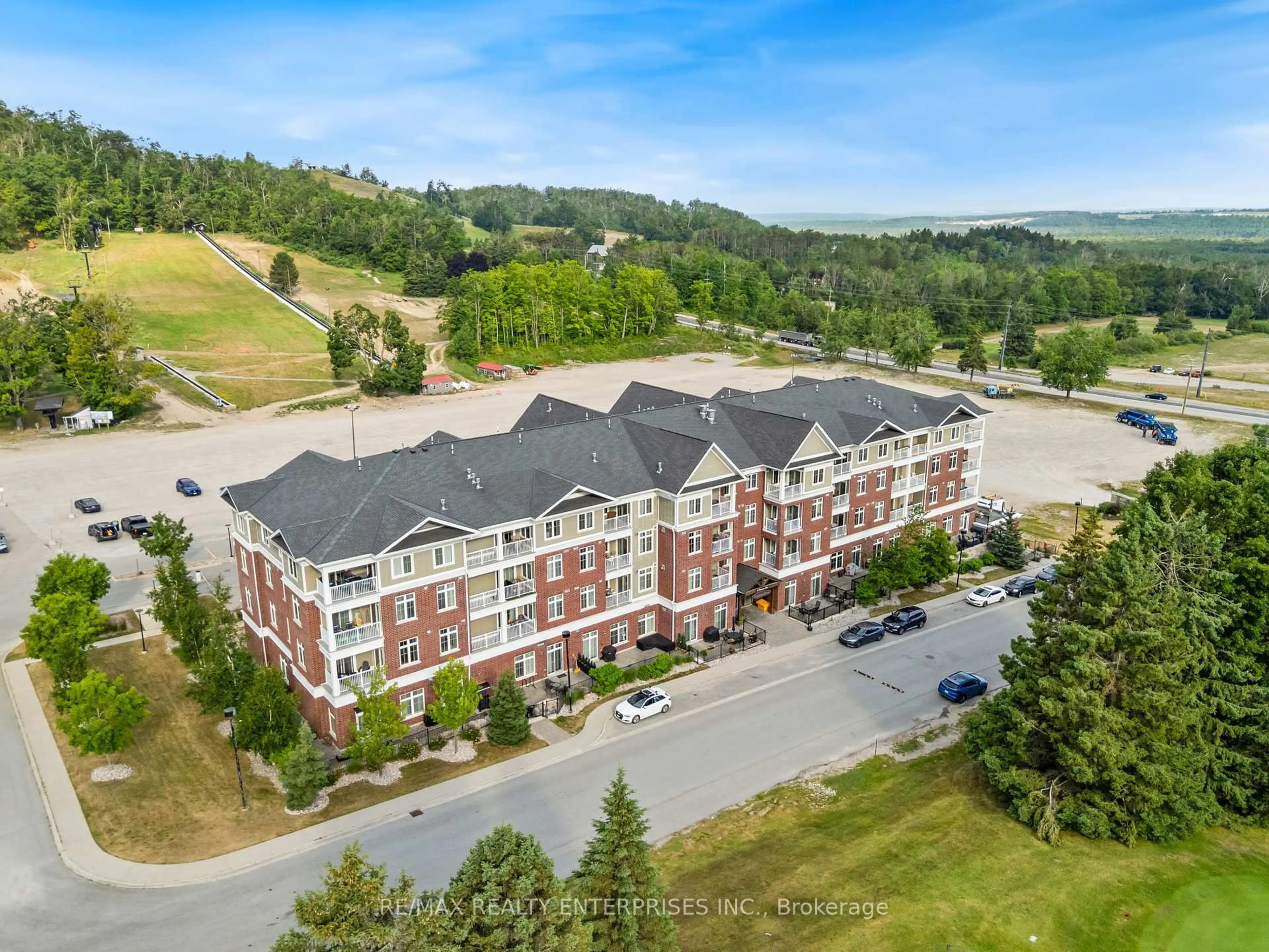 A pic from outside/outdoor area/front of a property/back of a property/a pic from drone, mountain view for 40 Horseshoe Blvd #411, Oro-Medonte Ontario L4M 4Y8
