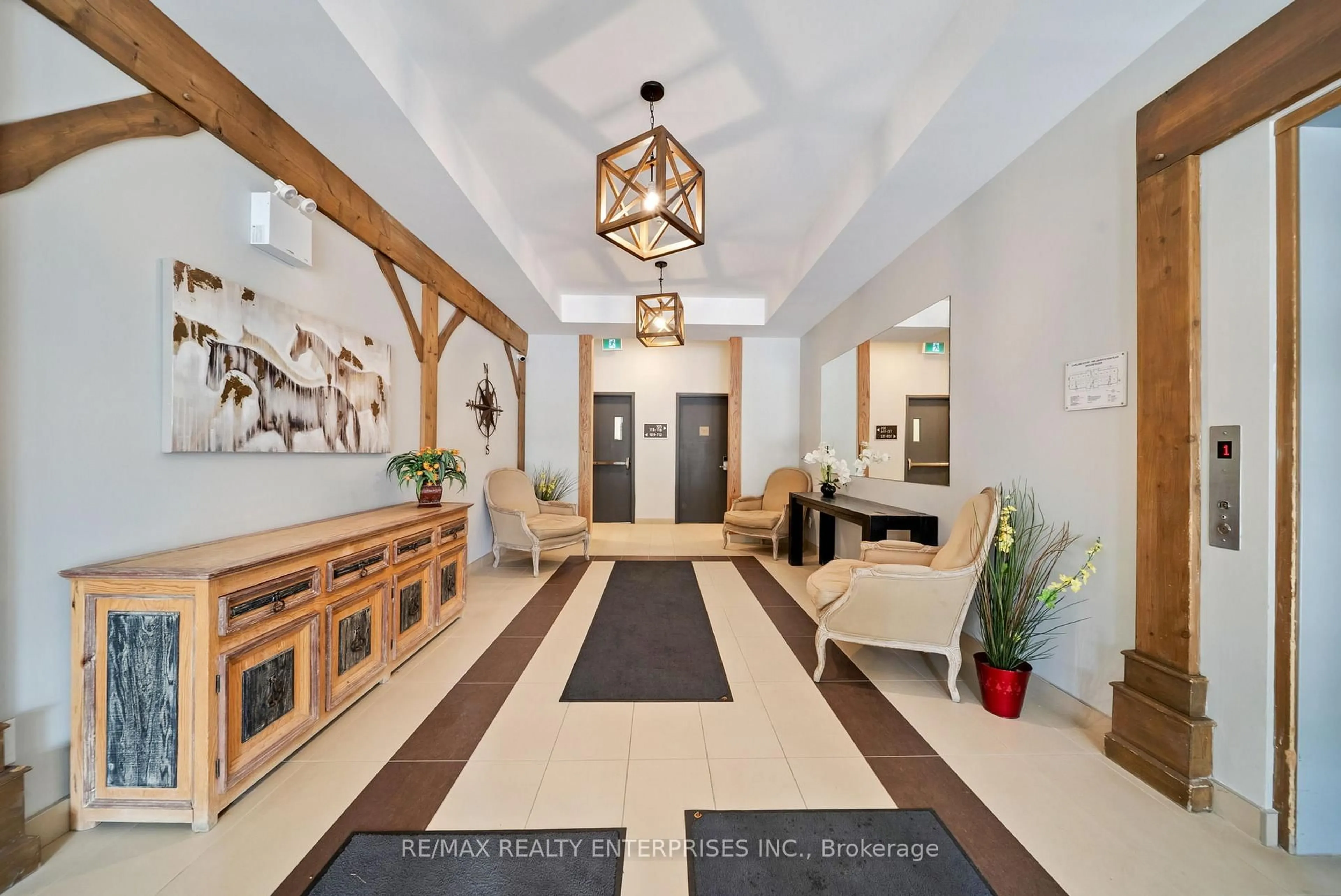 Indoor foyer for 40 Horseshoe Blvd #411, Oro-Medonte Ontario L4M 4Y8