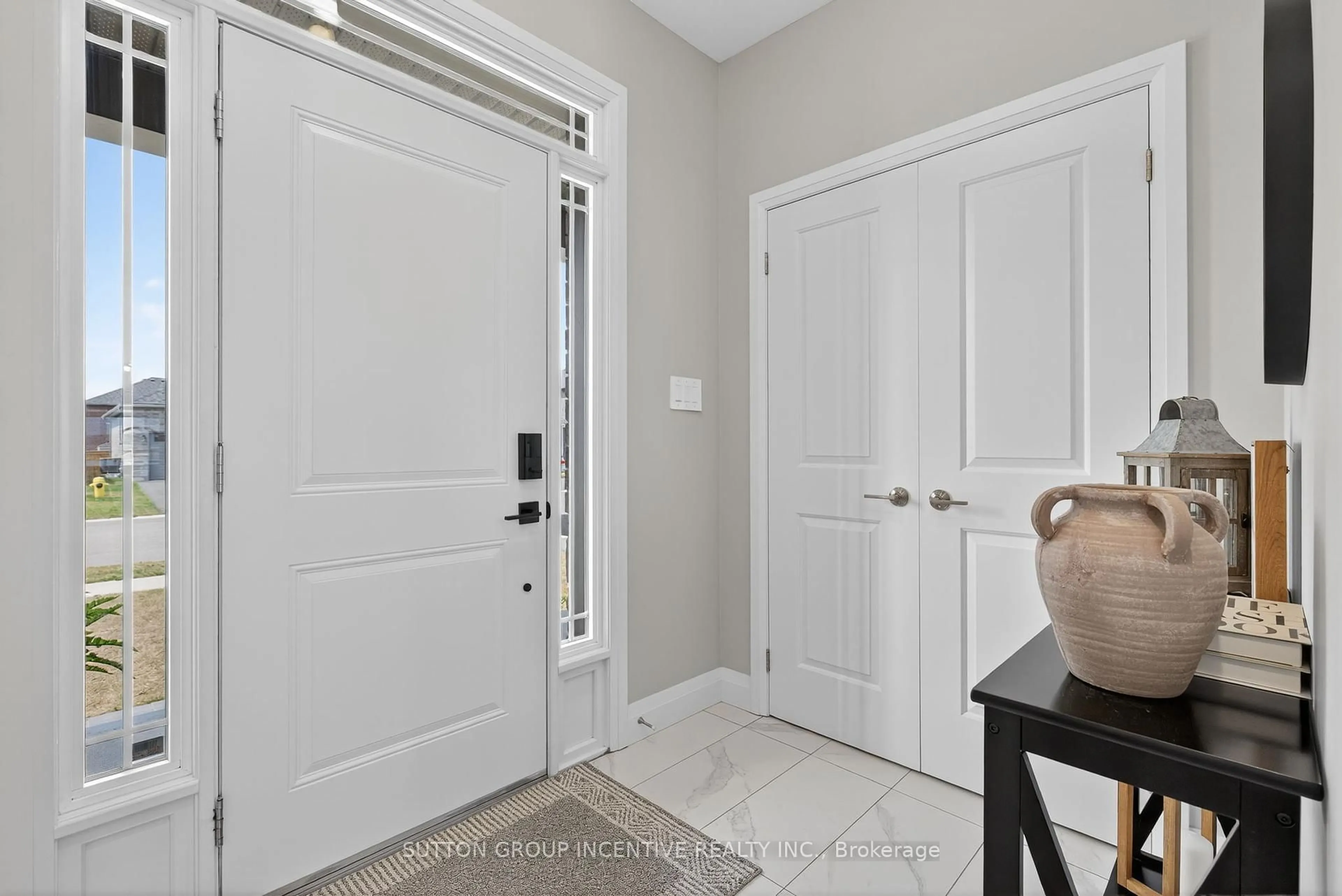 Indoor entryway for 140 Ritchie Cres, Springwater Ontario L0L 1P0