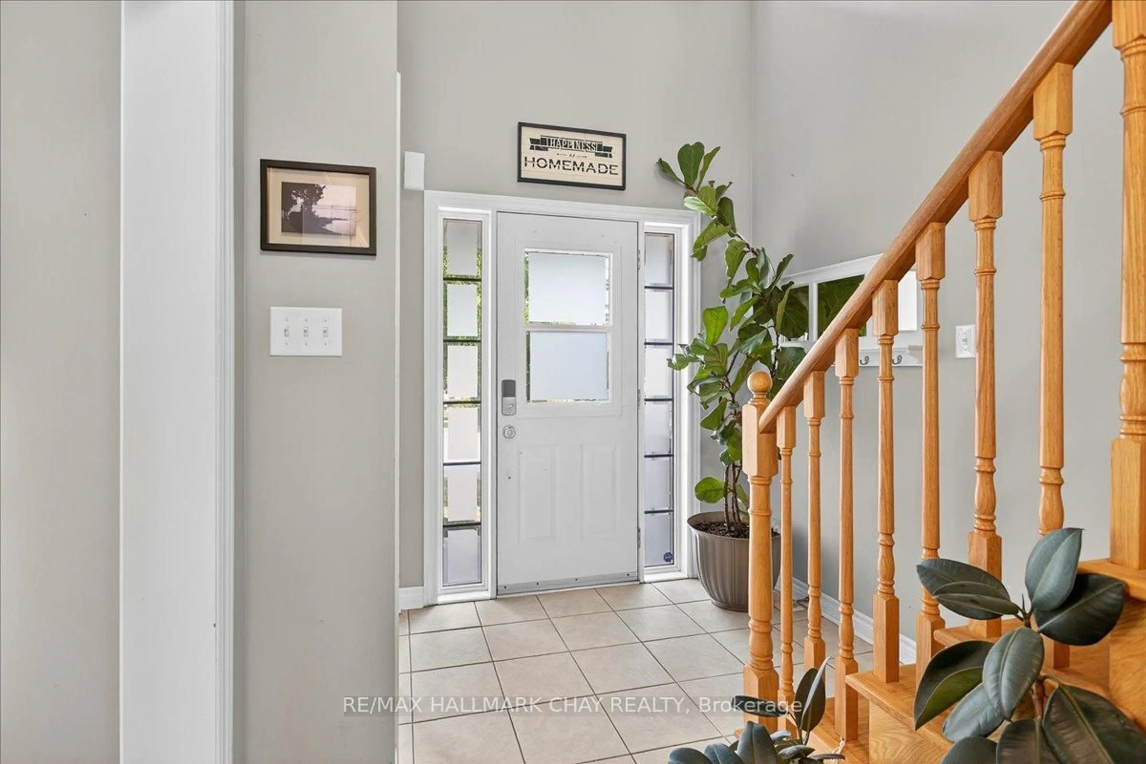 Indoor entryway for 35 Diana Way, Barrie Ontario L4M 7H3