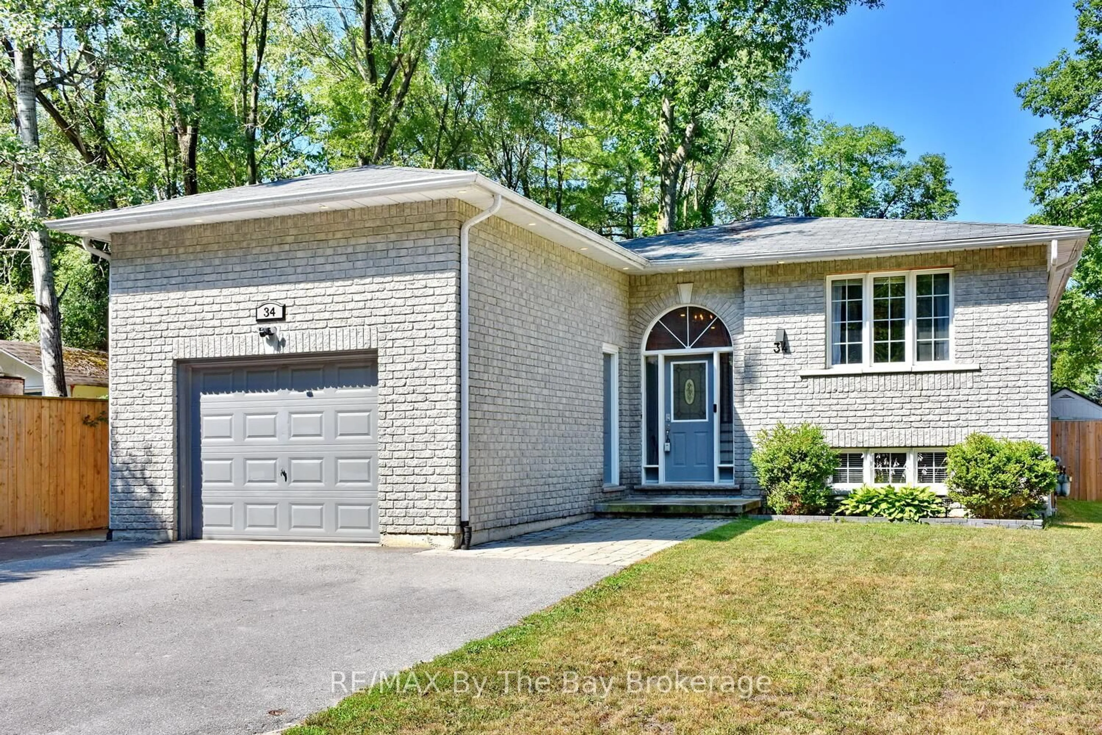 Home with brick exterior material, street for 34 Glendale Ave, Wasaga Beach Ontario L9Z 2T1