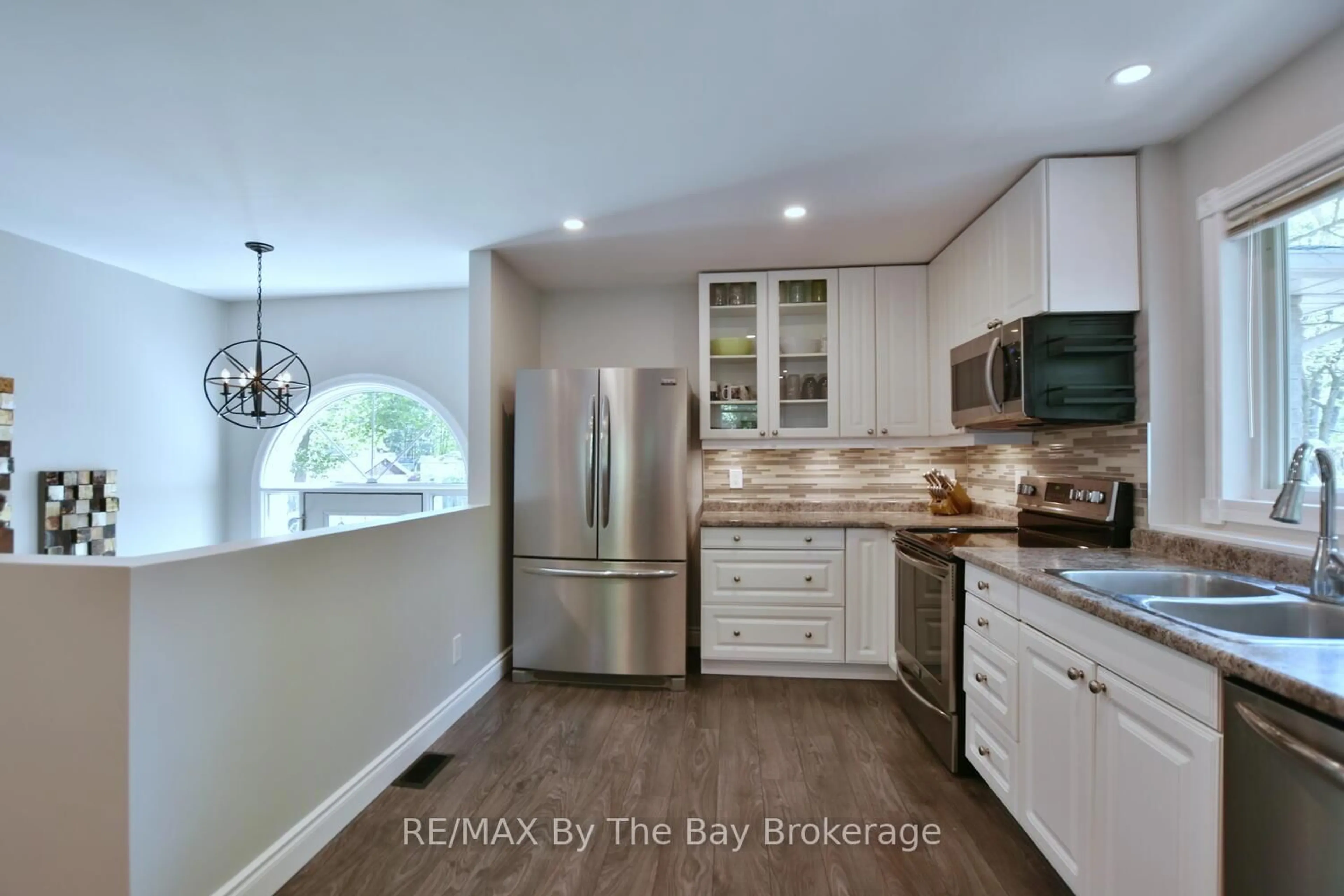 Open concept kitchen, ceramic/tile floor for 34 Glendale Ave, Wasaga Beach Ontario L9Z 2T1
