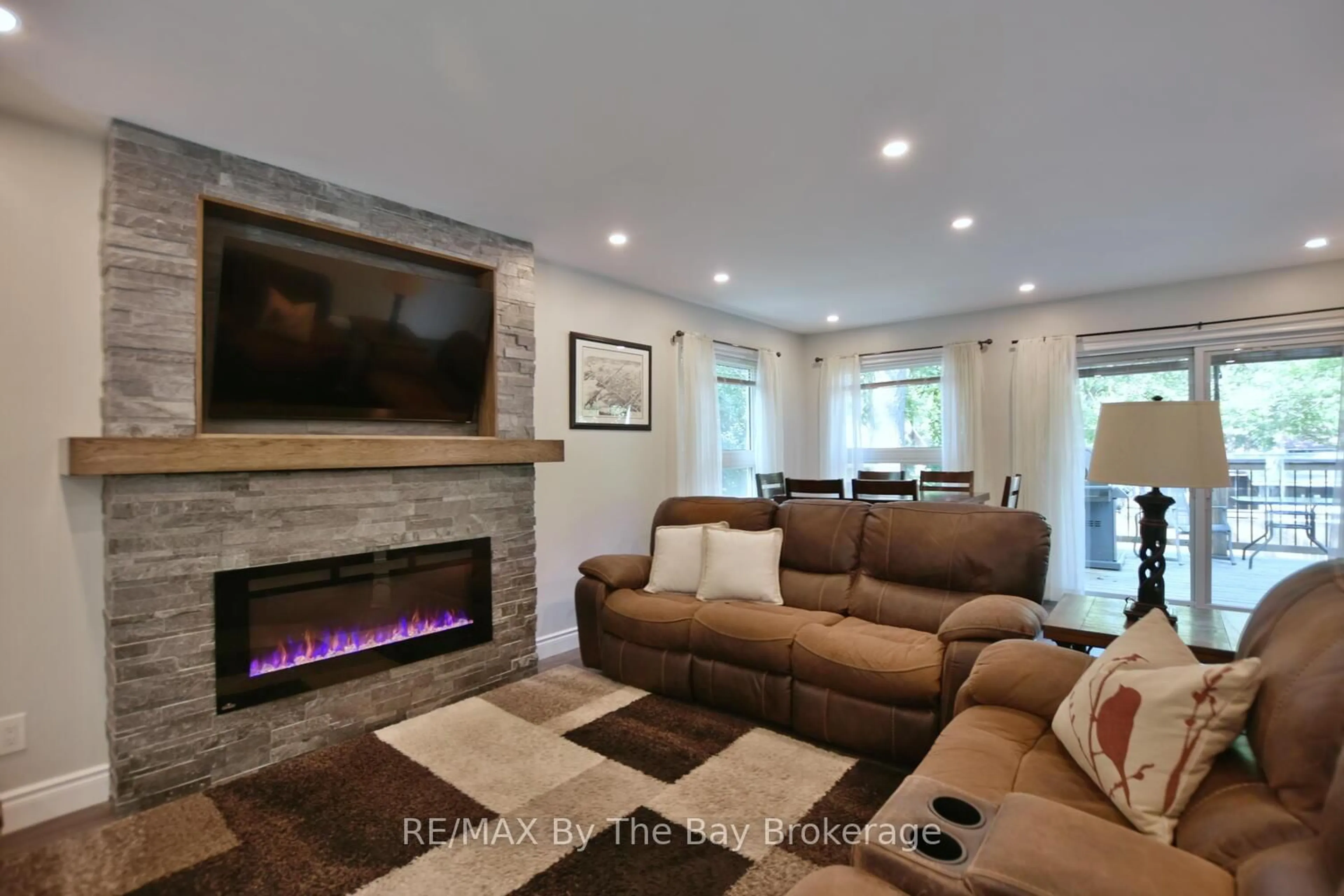 Living room with furniture, unknown for 34 Glendale Ave, Wasaga Beach Ontario L9Z 2T1