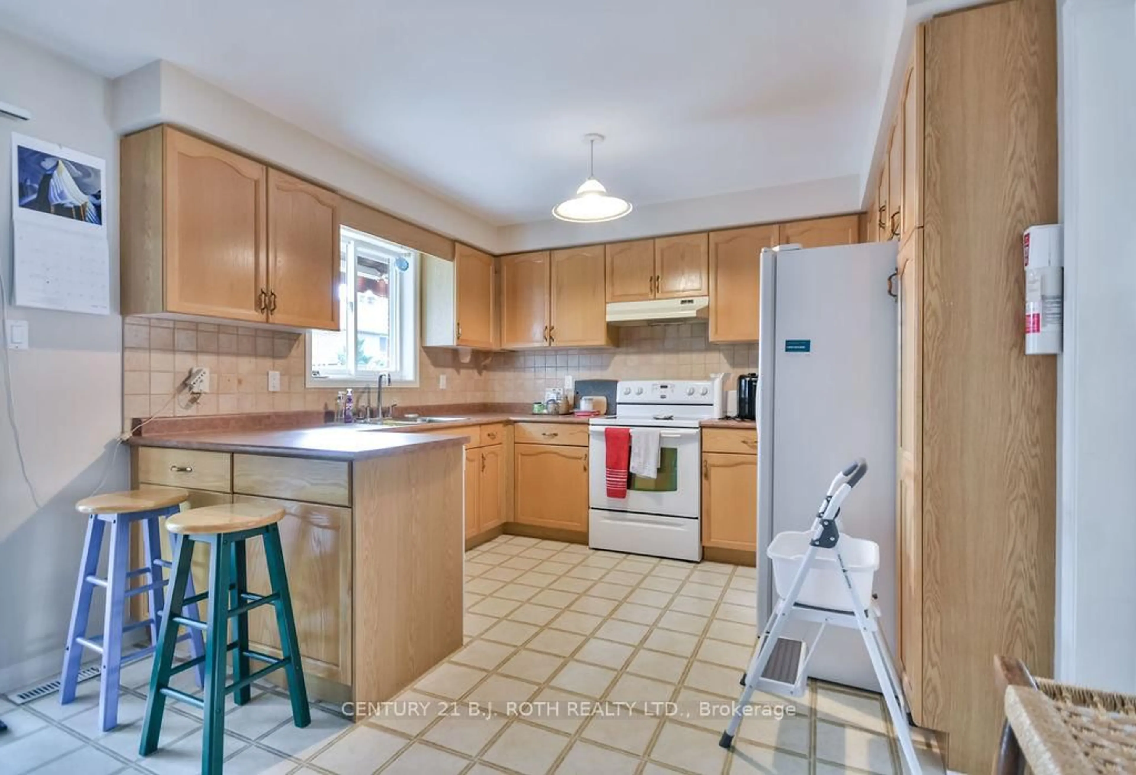Standard kitchen, ceramic/tile floor for 26 Johnson St, Orillia Ontario L3V 7S4