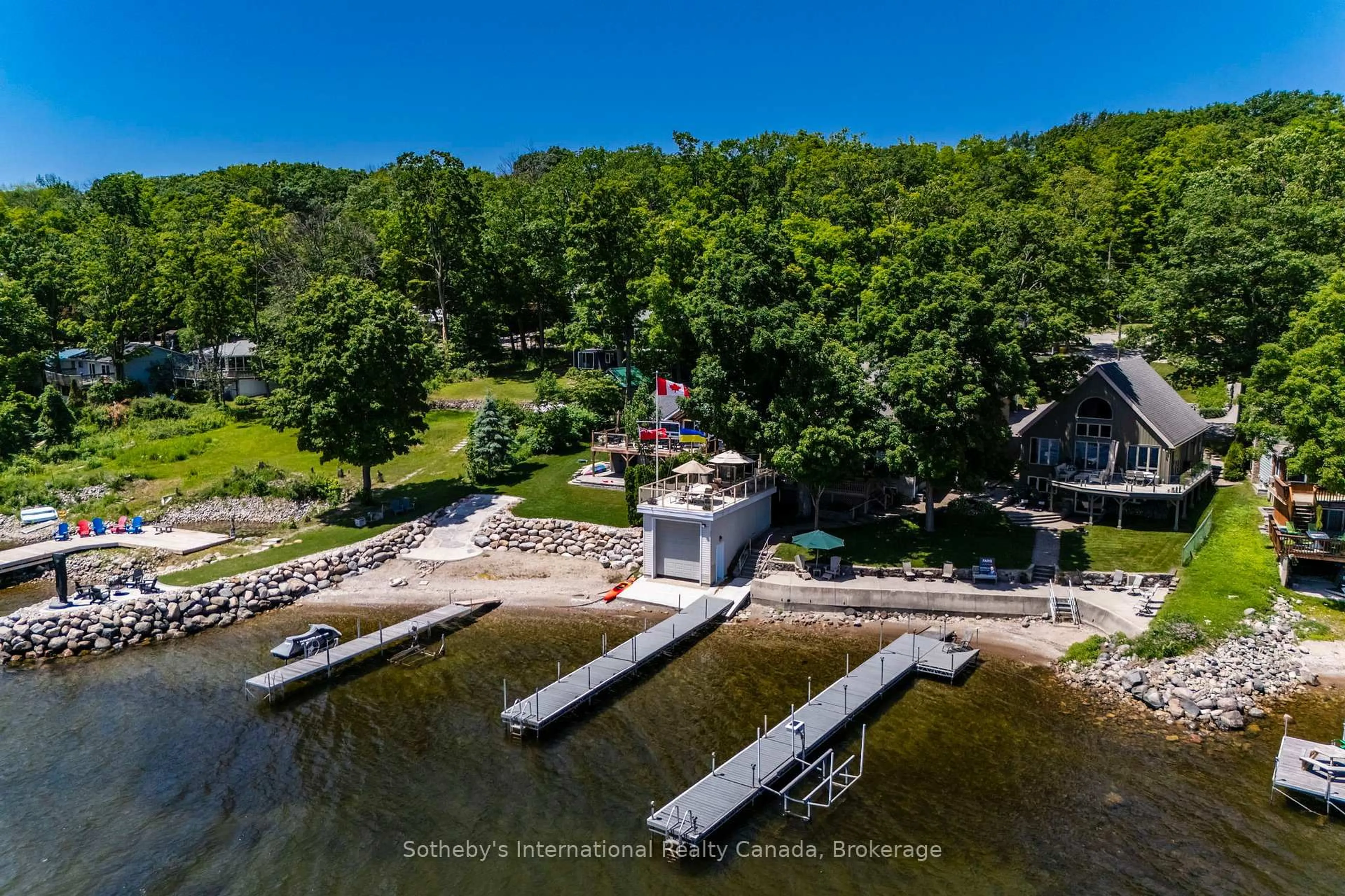 A pic from outside/outdoor area/front of a property/back of a property/a pic from drone, water/lake/river/ocean view for 435 Mundys Bay Rd, Midland Ontario L4R 5H1
