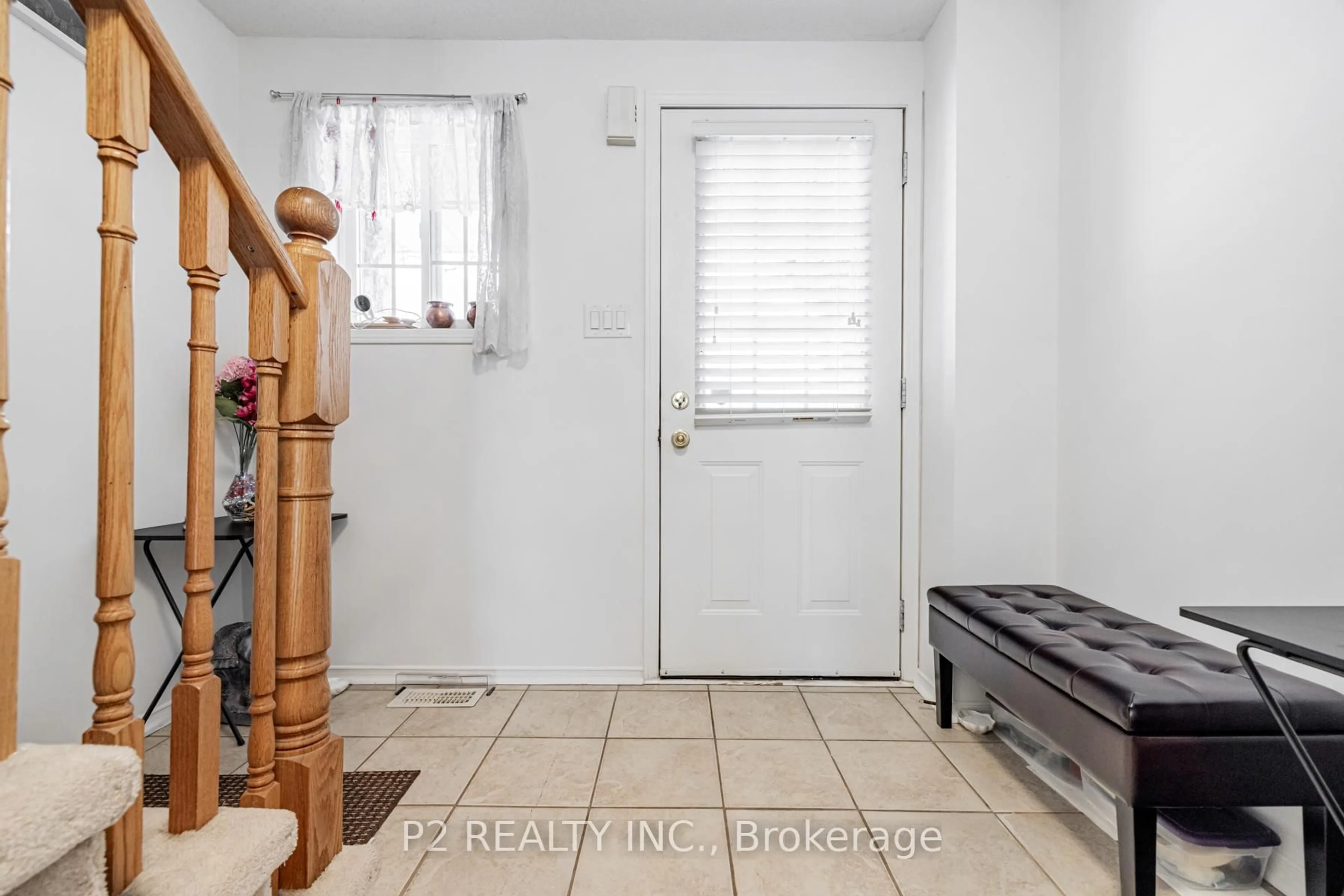 Indoor entryway for 55 Srigley St, Barrie Ontario L4N 0L7