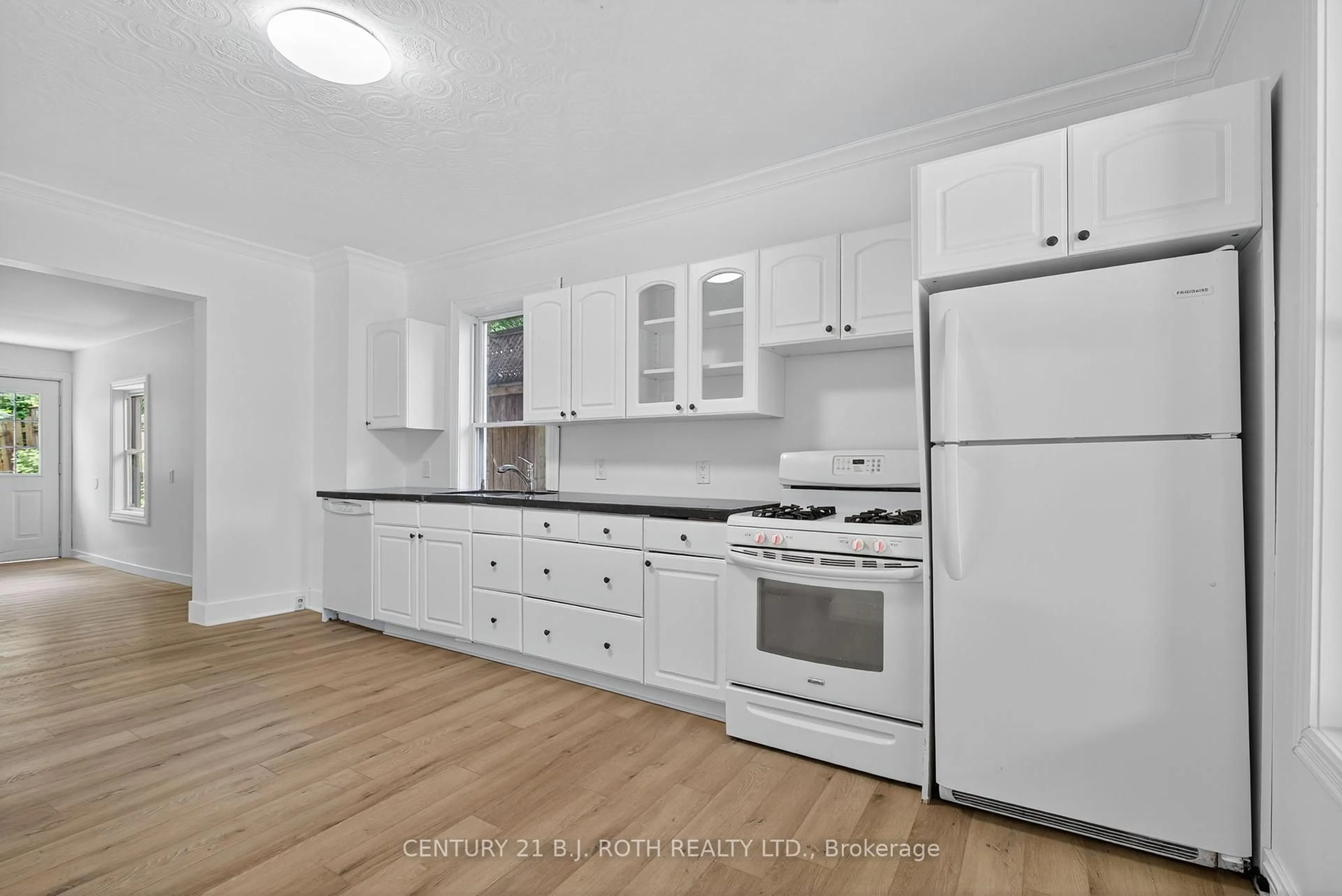 Standard kitchen, unknown for 153 Laclie St, Orillia Ontario L3V 4N1