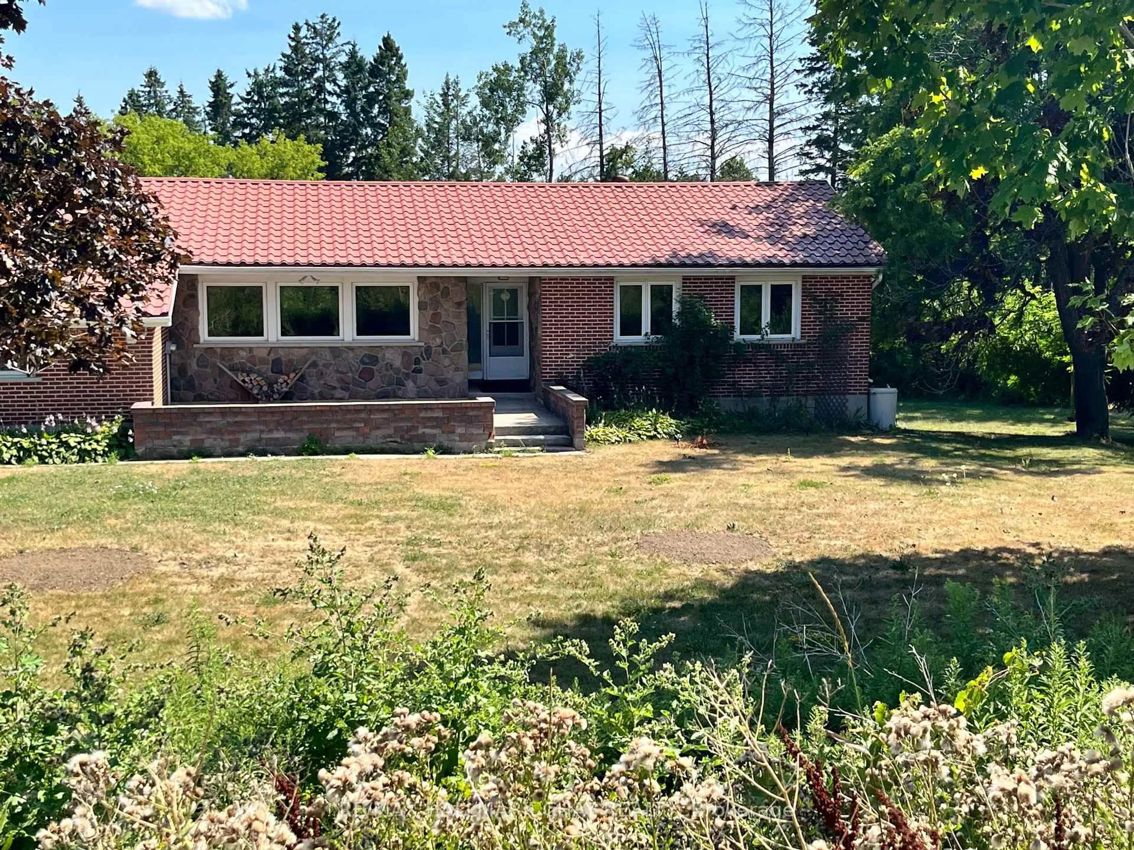 A pic from outside/outdoor area/front of a property/back of a property/a pic from drone, unknown for 595 Big Bay Point Rd, Barrie Ontario L4N 3Z9
