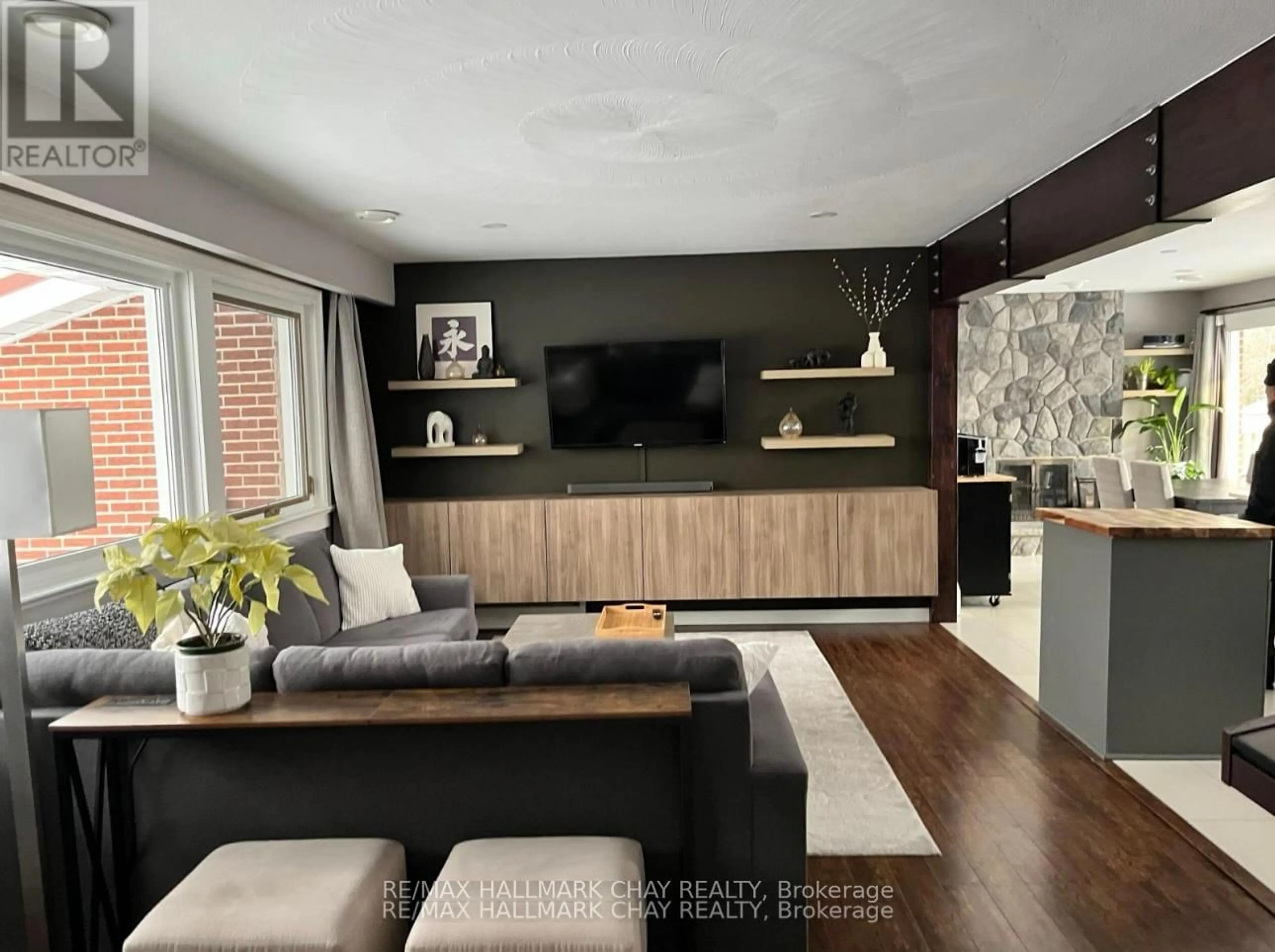Living room with furniture, wood/laminate floor for 595 Big Bay Point Rd, Barrie Ontario L4N 3Z9