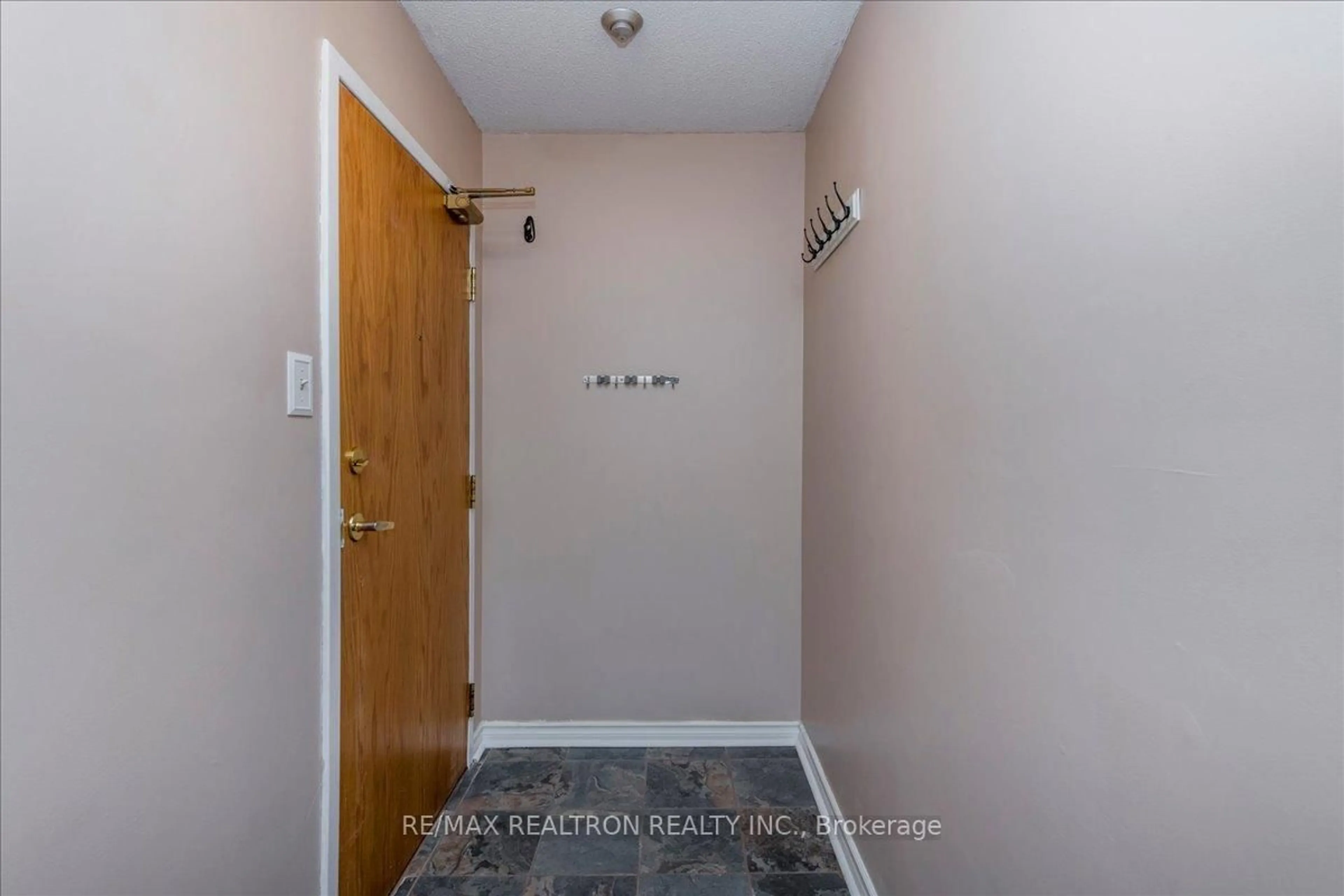 Indoor entryway for 25 Meadow Lane #210, Barrie Ontario L4N 7K2