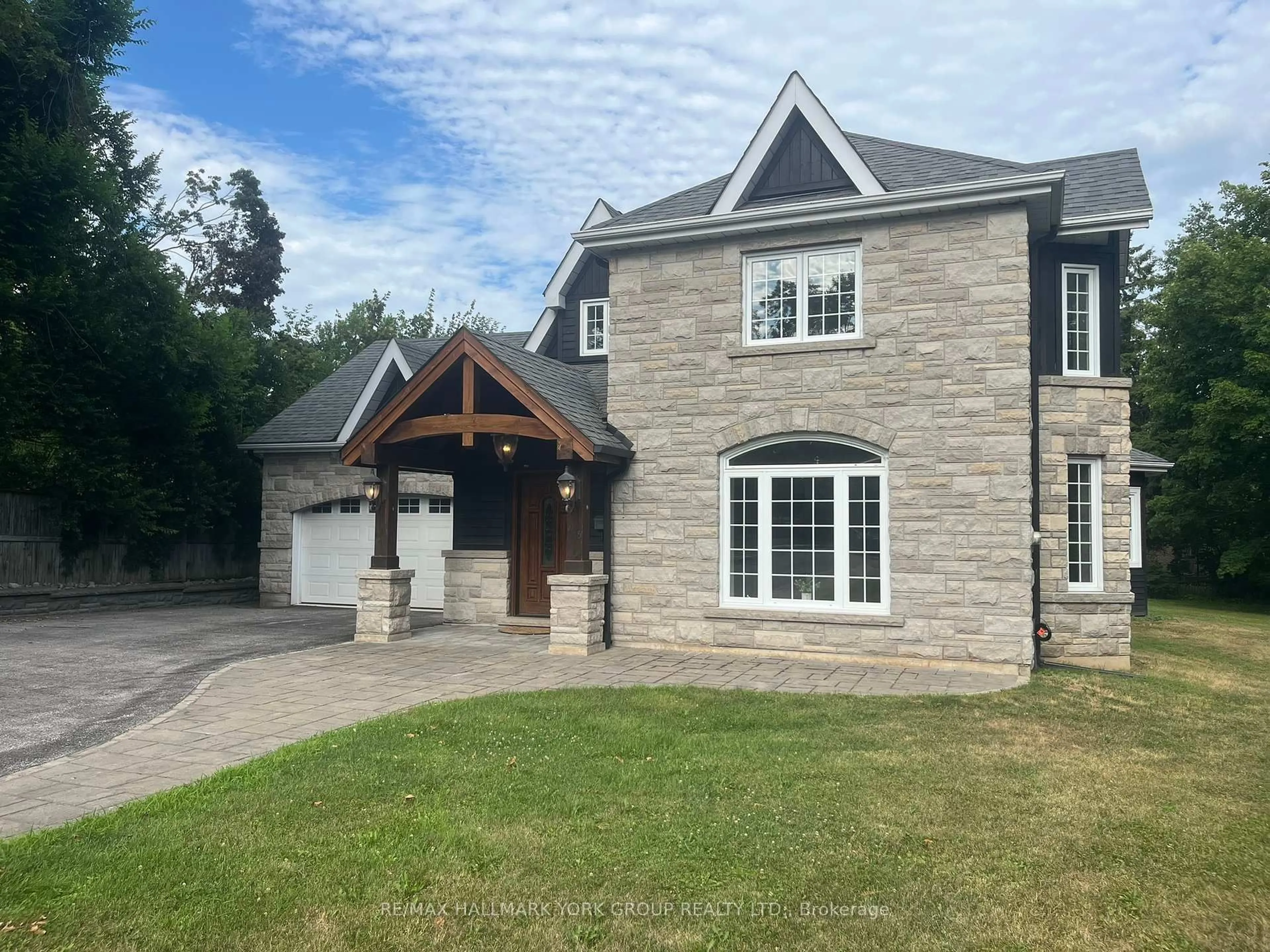 Home with brick exterior material, street for 105 Duckworth St, Barrie Ontario L4M 3V9