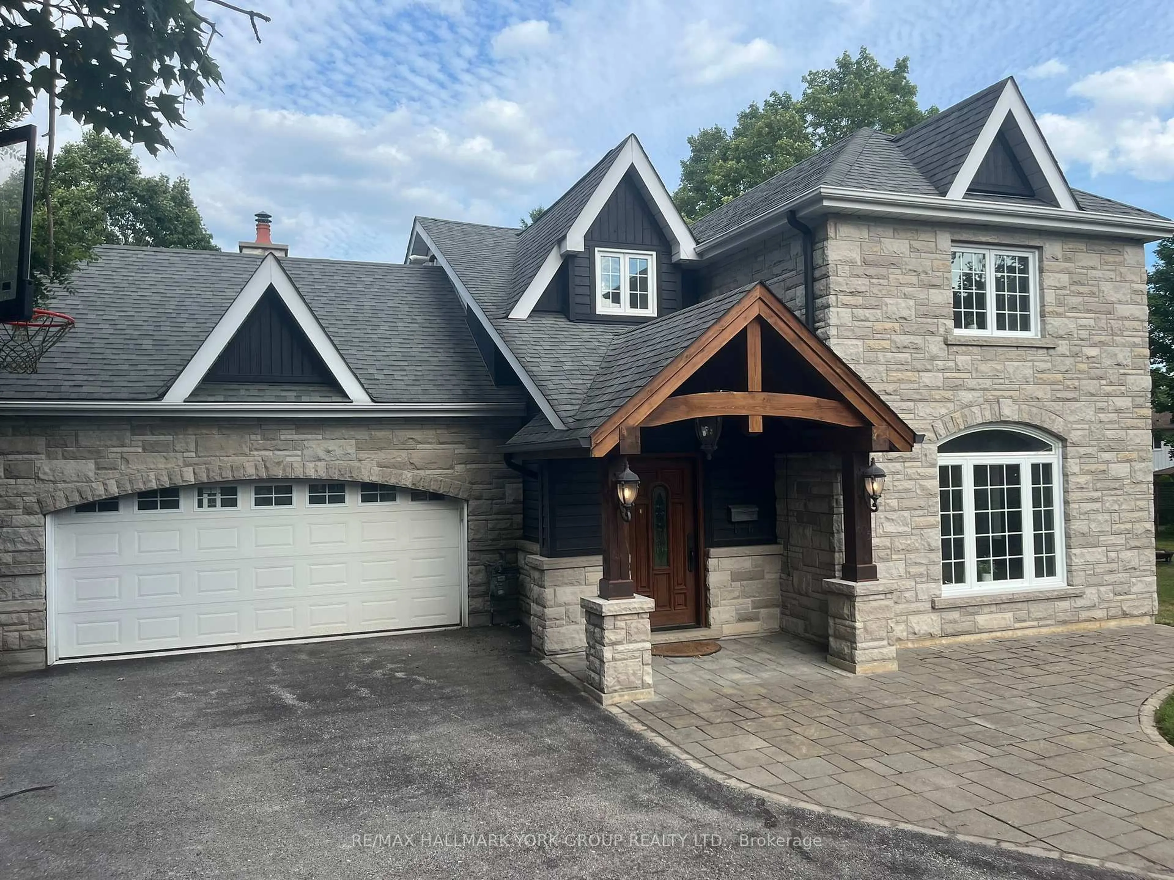 Home with brick exterior material, street for 105 Duckworth St, Barrie Ontario L4M 3V9