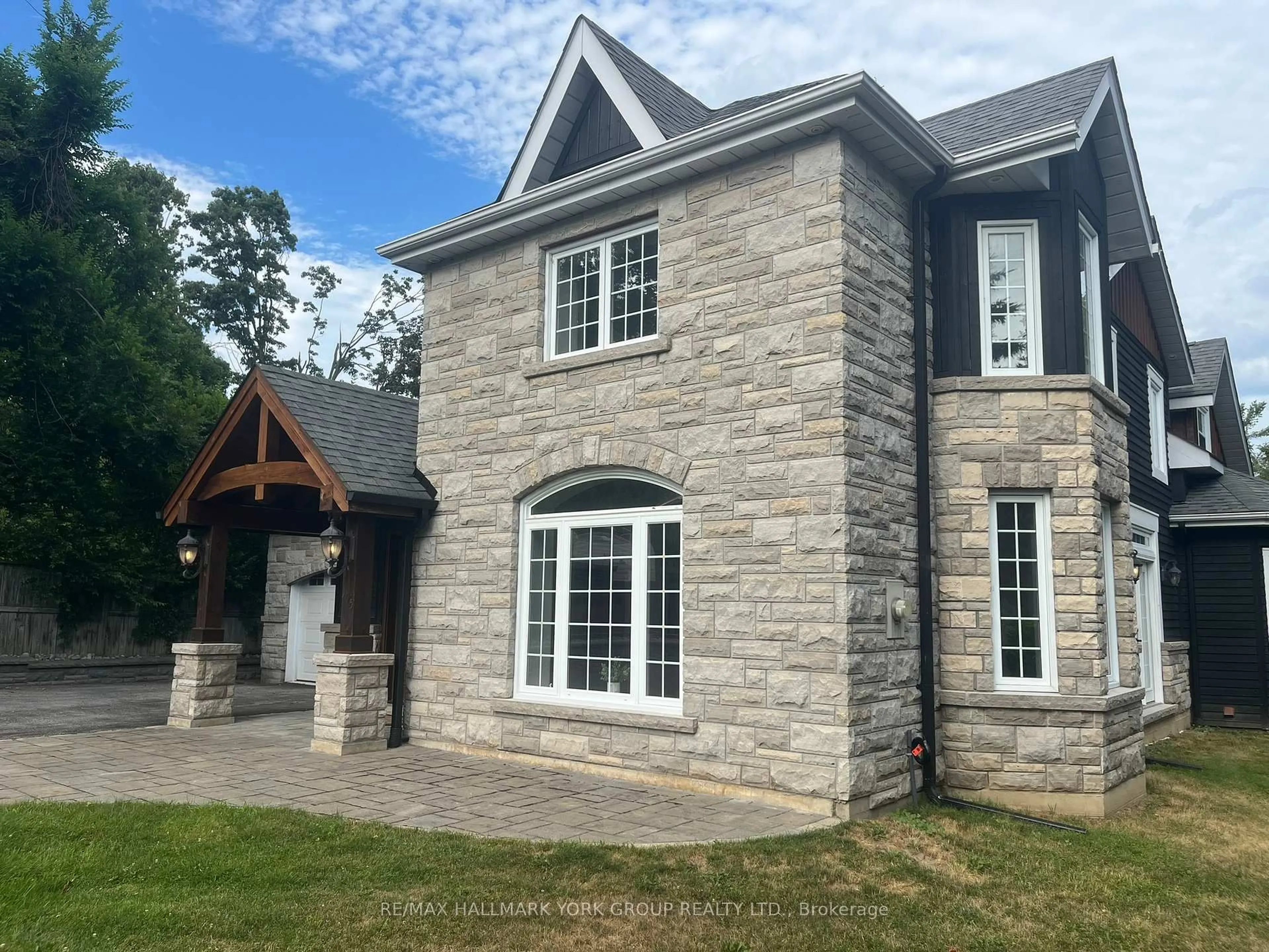 Home with brick exterior material, unknown for 105 Duckworth St, Barrie Ontario L4M 3V9