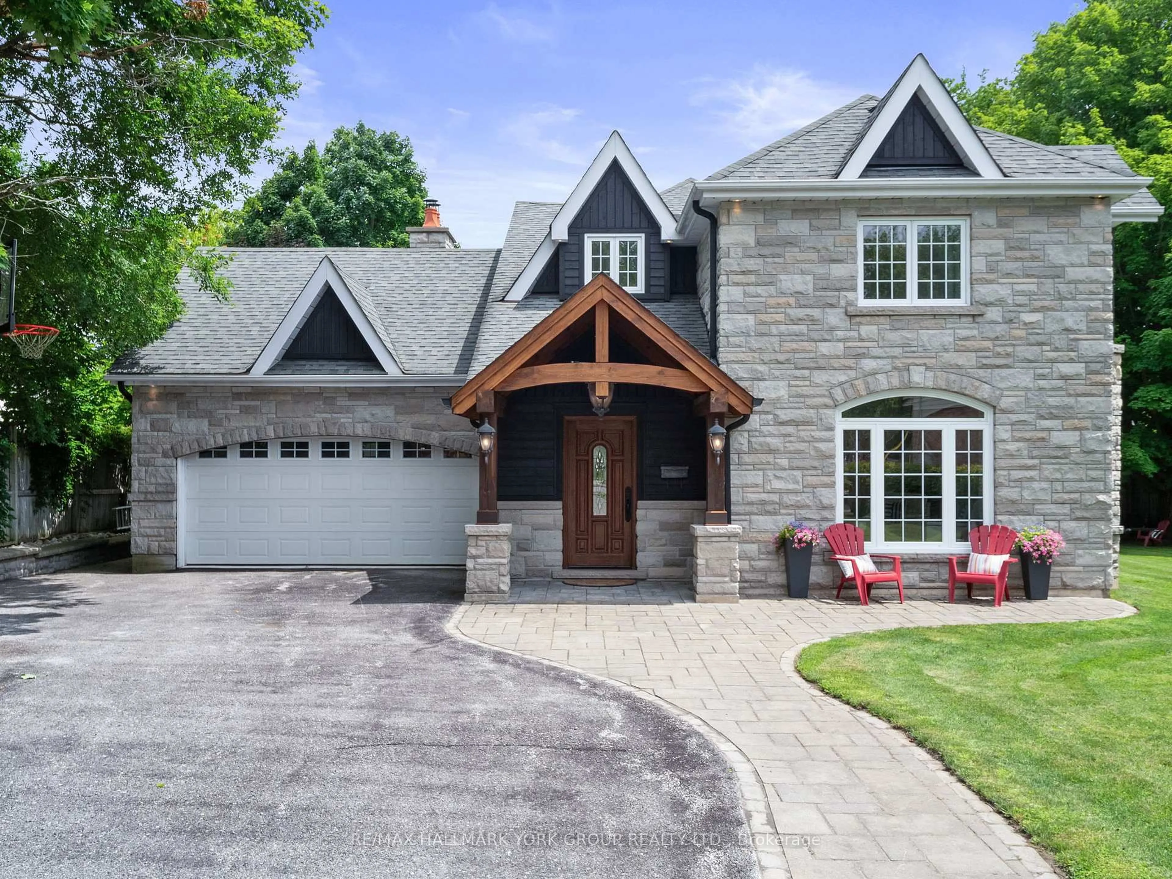 Home with brick exterior material, street for 105 Duckworth St, Barrie Ontario L4M 3V9