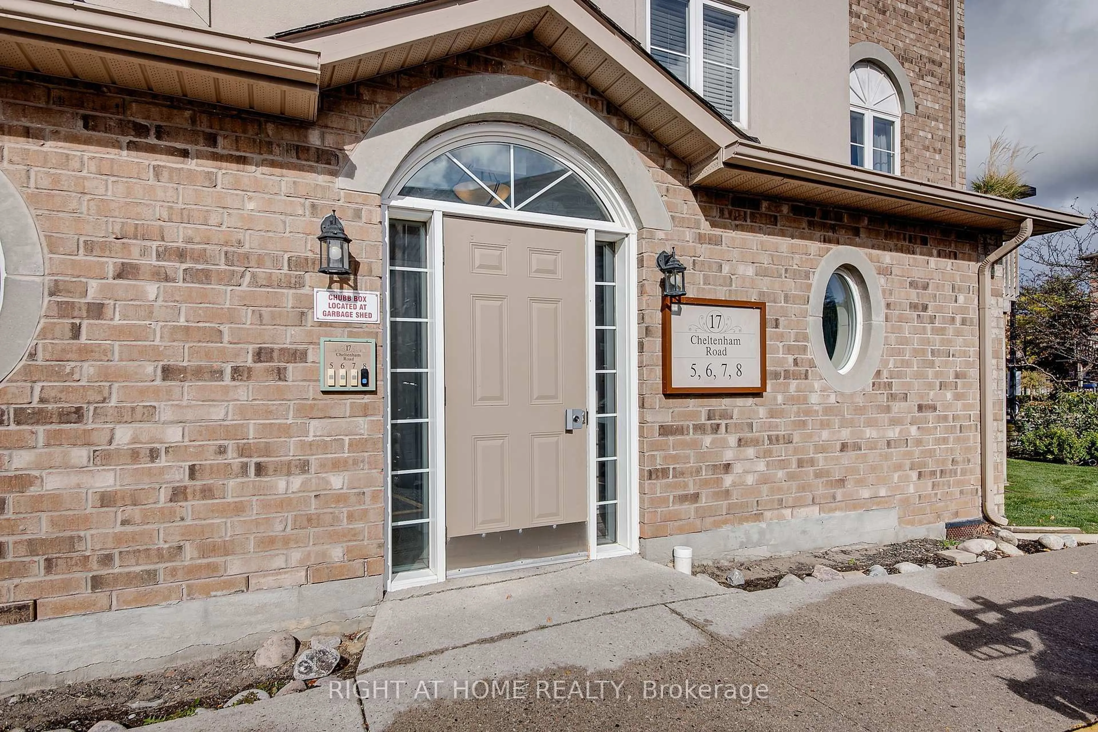 Indoor entryway for 17 Cheltenham Rd #5, Barrie Ontario L4M 0E7