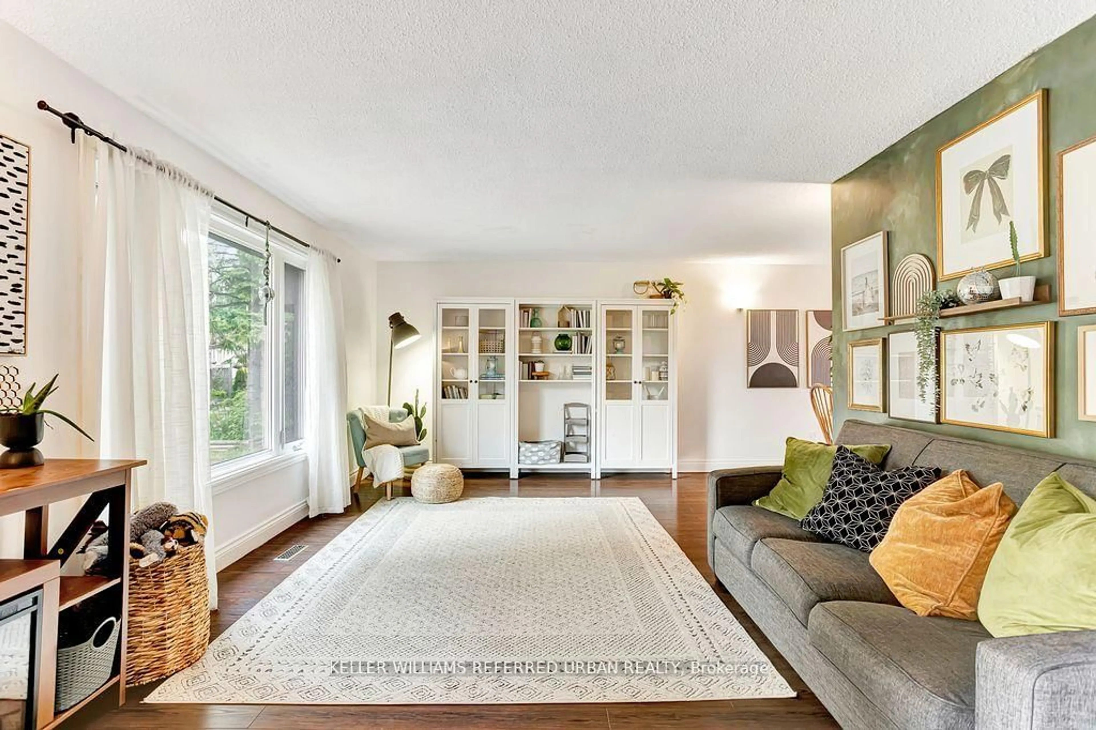 Living room with furniture, unknown for 1 Birchwood Dr, Barrie Ontario L4M 4W7