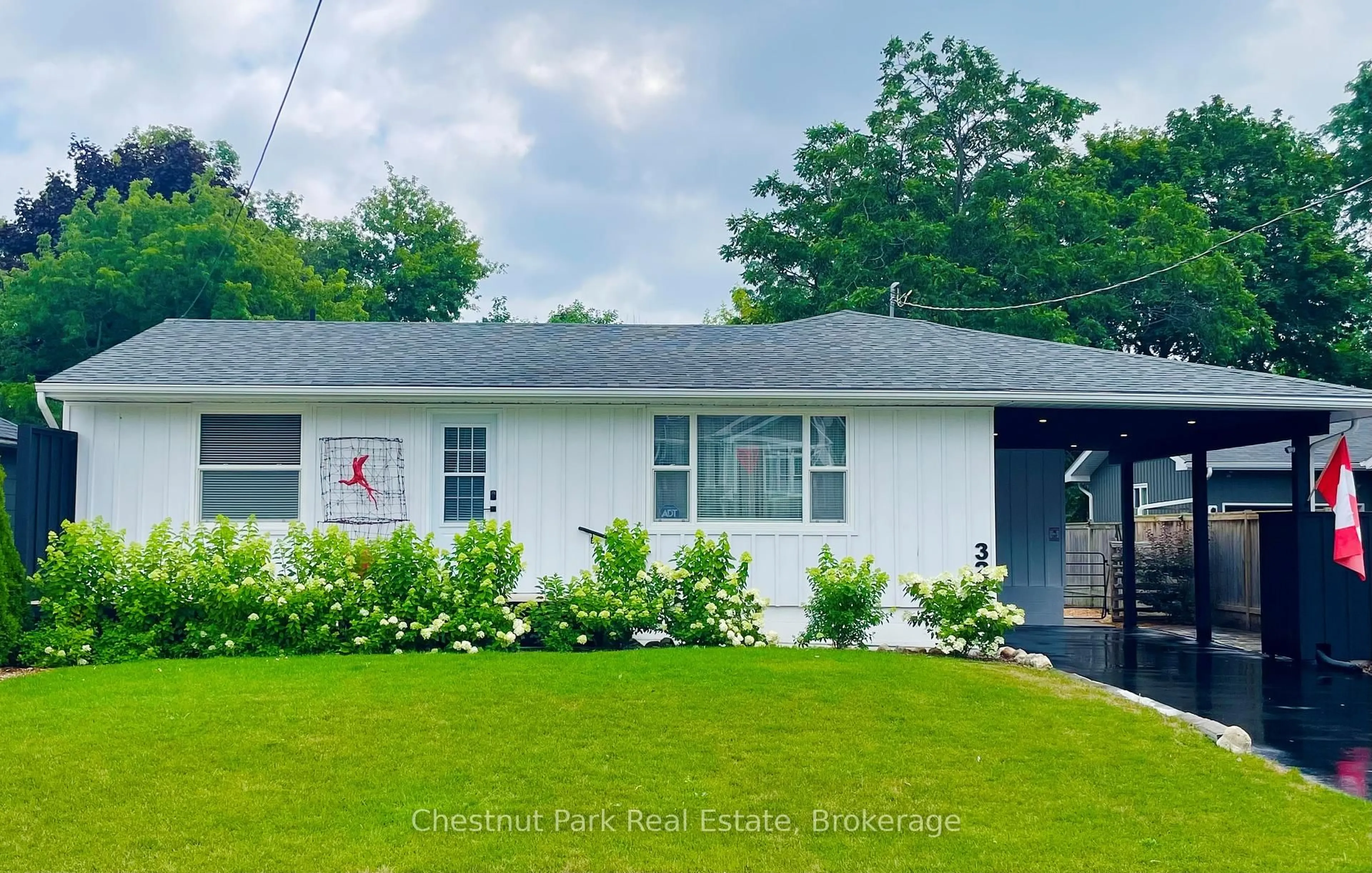 Home with vinyl exterior material, street for 323 Oak St, Collingwood Ontario L9Y 2Y4