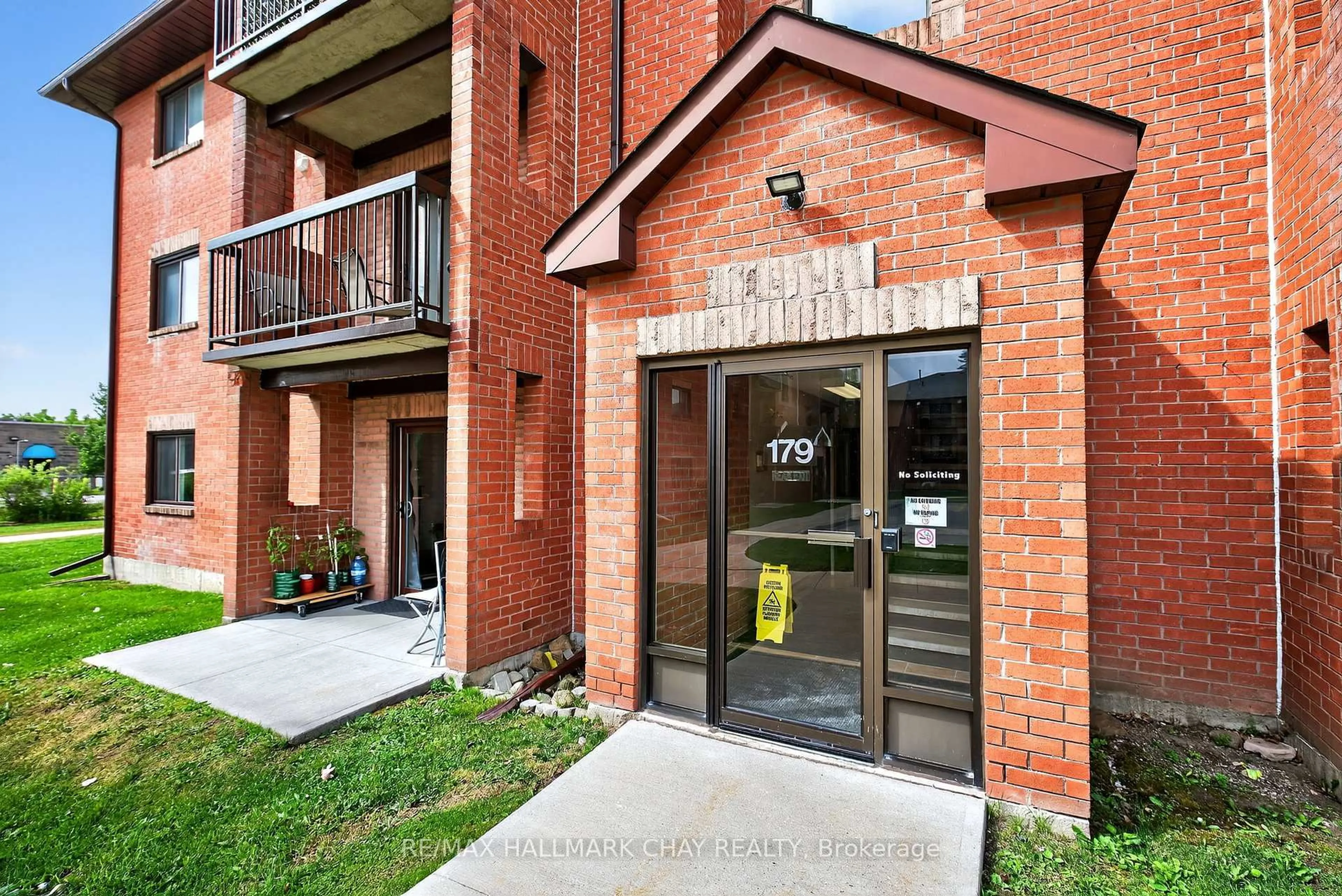 Home with brick exterior material, building for 179 Edgehill Dr #B4, Barrie Ontario L4N 1L9